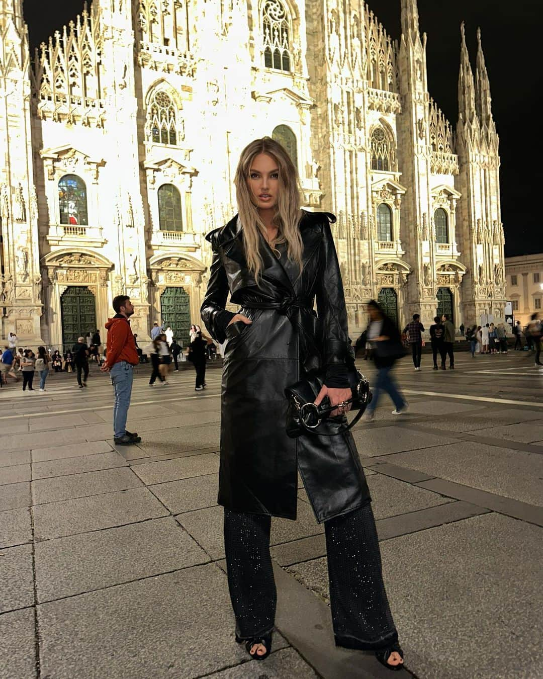 ロミー・ストリドのインスタグラム：「Night out in Milano 🖤」