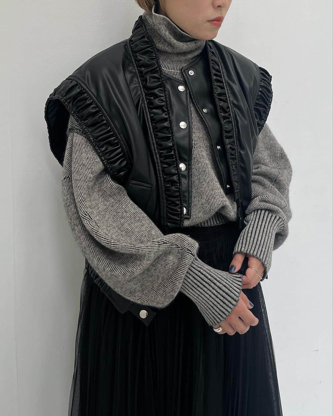 のインスタグラム：「. 【vest】 gather ve @fumietanaka_jp black / size1  【knit】 hans @akikoaoki_official black / size free  【skirt】 skirt @chikakisada black,brown / size1,2  【shoes】 chelsea boots @vivianostudio black,red,pink  staff160cm @midwest_tw  ✔️オンラインストアはプロフィールリンクよりご覧ください🙇‍♀️」