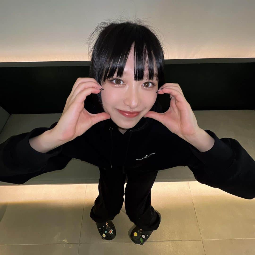 吉田凜音のインスタグラム：「はーとはーとぽーず  photo by @itsuka_charisma」