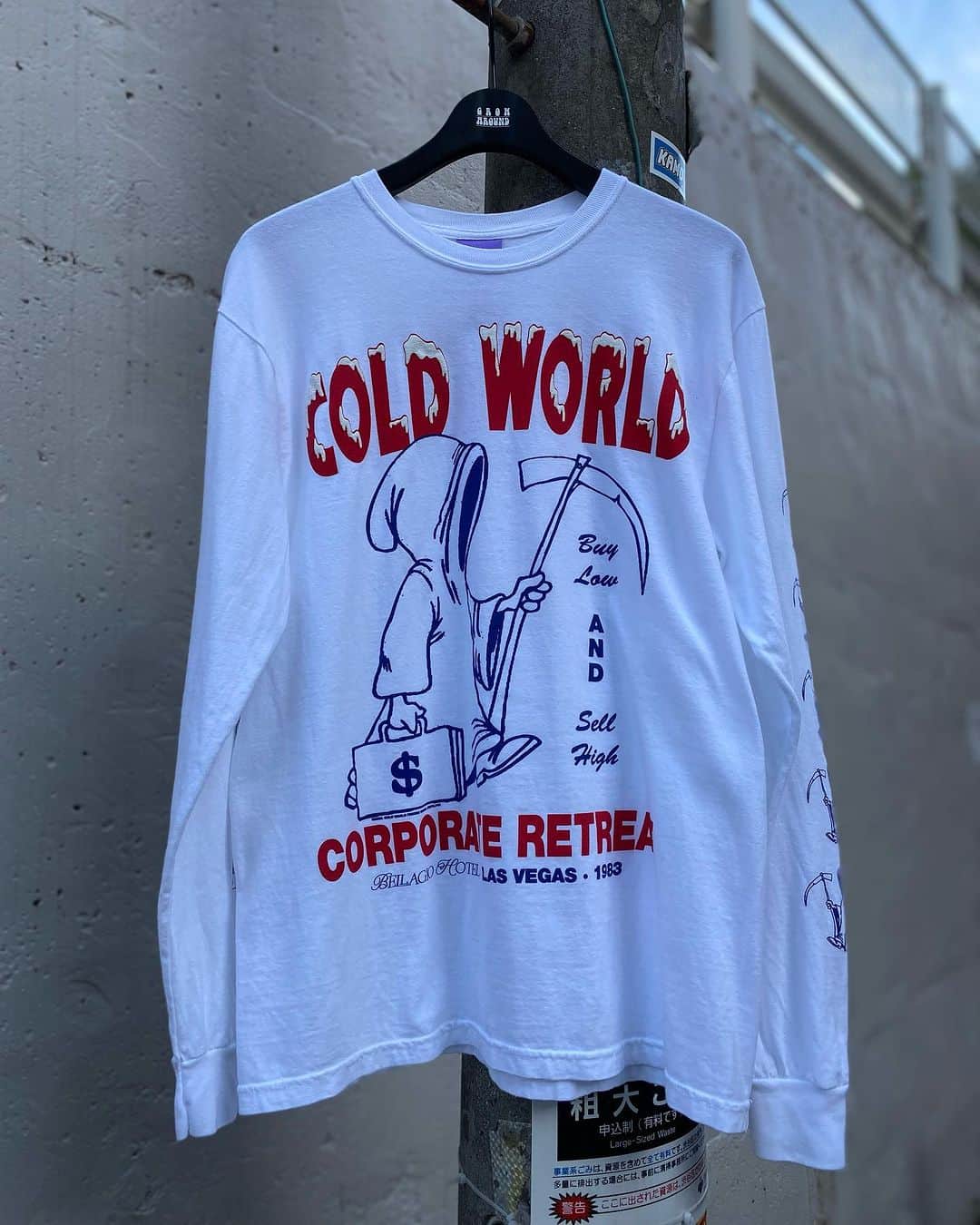 GROW AROUNDのインスタグラム：「#growaroundnewarrivals  COLD WORLD FROZEN GOODS🧊  グラフィックは勿論のこと、様々なジャンルでマルチに活躍するイラストレーター"RHEK"が手掛ける「COLD WORLD FROZEN GOODS」からL\S teeが入荷しました✔️  フロントのスノーデザインはパフプリントを使用しており、WHITEとNAVYの2色展開となってます！！  WEB UPも完了しております💁‍♂️💁‍♂️ ※MODEL:173cm 55kg (M)サイズ着用」