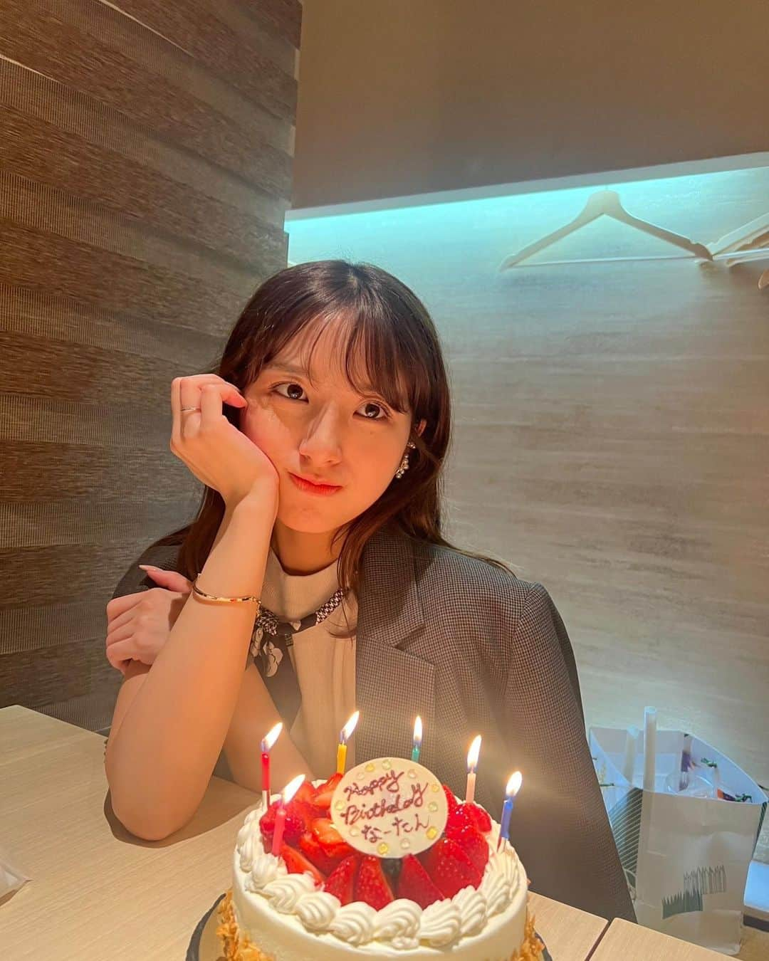 大和田南那さんのインスタグラム写真 - (大和田南那Instagram)「毎年恒例家族お誕生日会、 恒例"なーたん"ケーキ🍰💐 たくさんプレゼントもらっちゃった♡ 親戚がやってるお店だから みんなにお祝いしてもらえて幸せだった~！ 首元のスカーフは今年おばあちゃんがくれた誕生日プレゼント🎀 亜衿も来てくれて幸せな誕生日だった~ 今年もありがとう！♡」9月24日 17時59分 - nanaowada_official