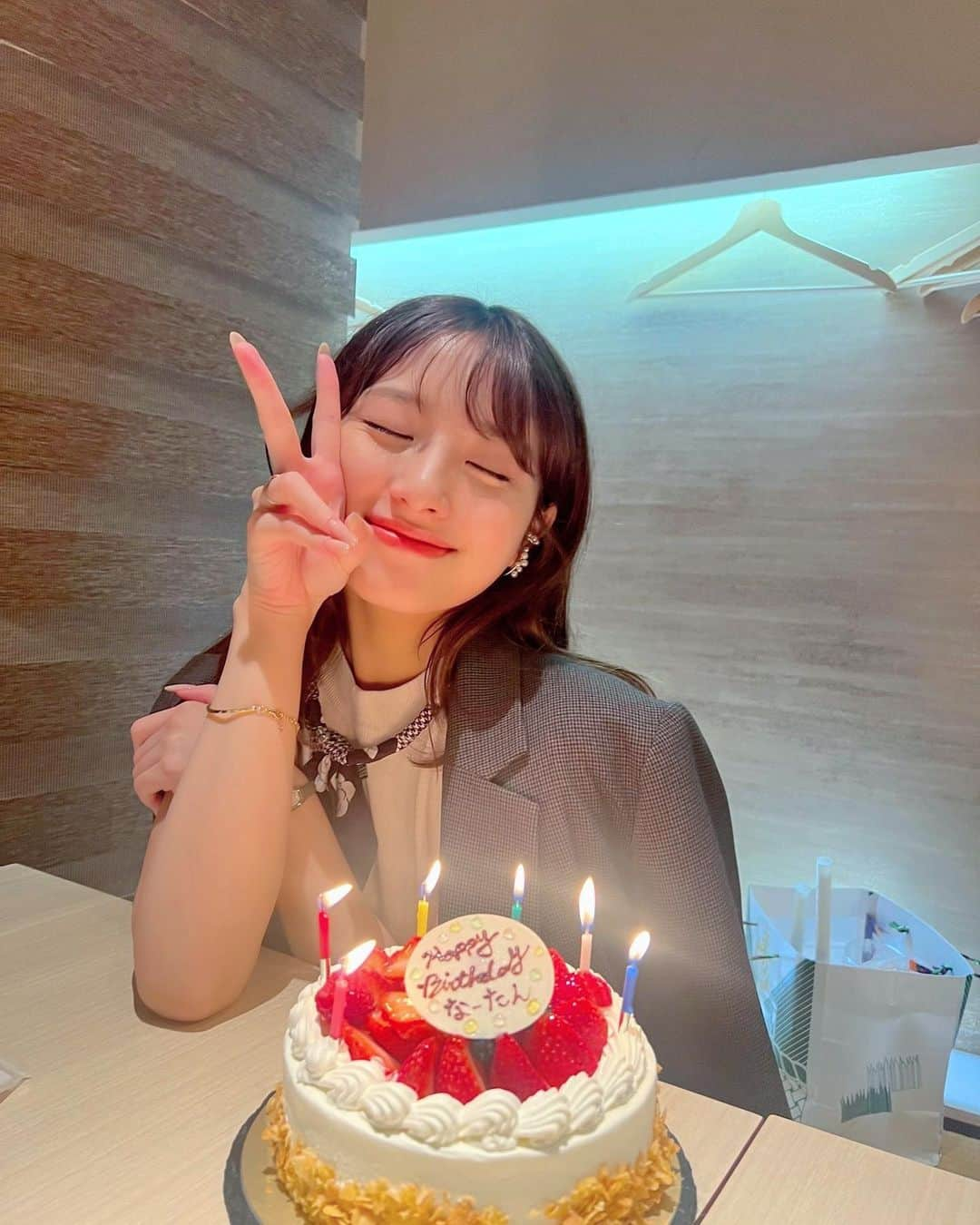 大和田南那のインスタグラム：「毎年恒例家族お誕生日会、 恒例"なーたん"ケーキ🍰💐 たくさんプレゼントもらっちゃった♡ 親戚がやってるお店だから みんなにお祝いしてもらえて幸せだった~！ 首元のスカーフは今年おばあちゃんがくれた誕生日プレゼント🎀 亜衿も来てくれて幸せな誕生日だった~ 今年もありがとう！♡」