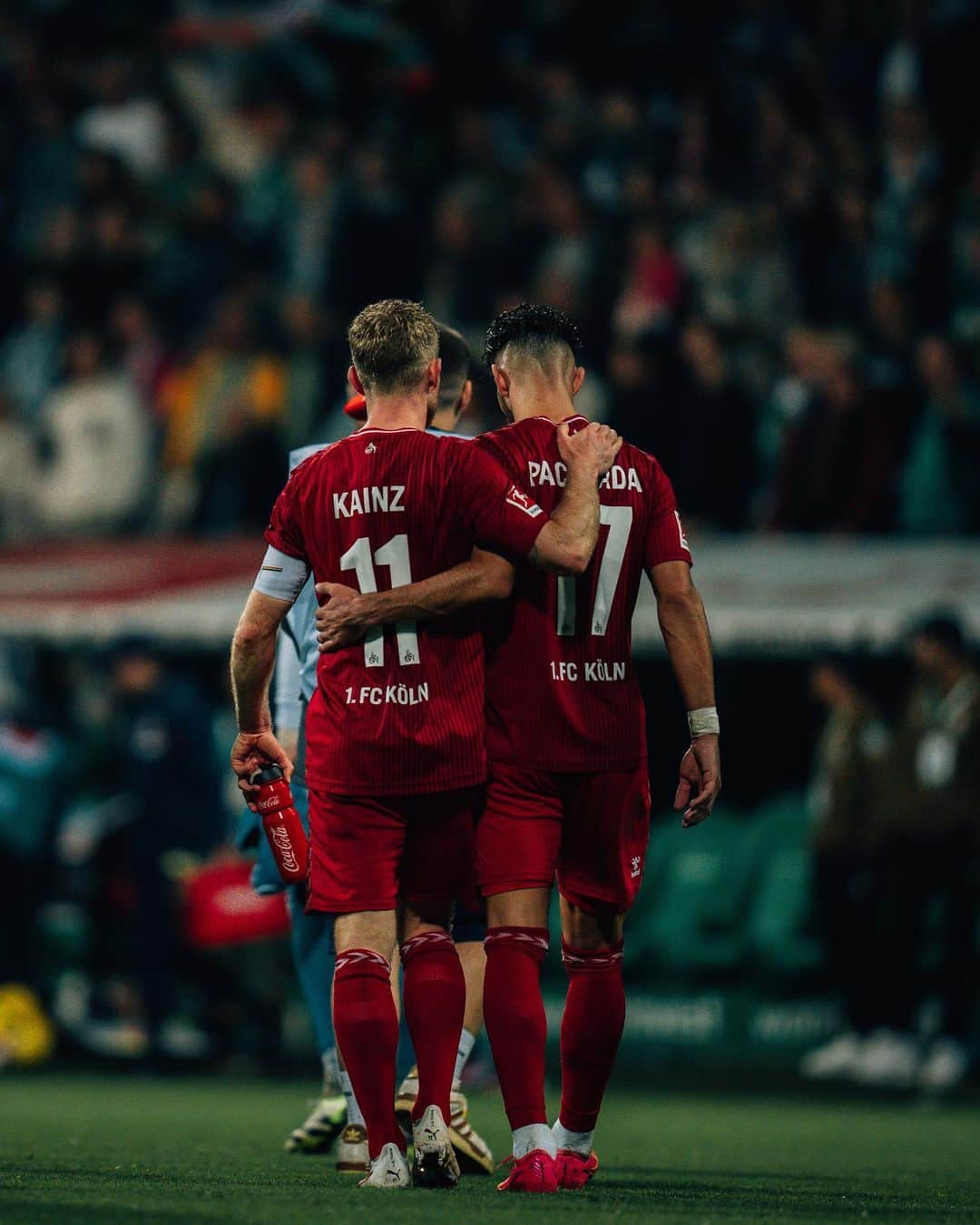 のインスタグラム：「Zusammenhalt. ❤️🤍  Danke an alle mitgereisten Fans – fürs Begleiten und Aufbauen.  ___ #effzeh」