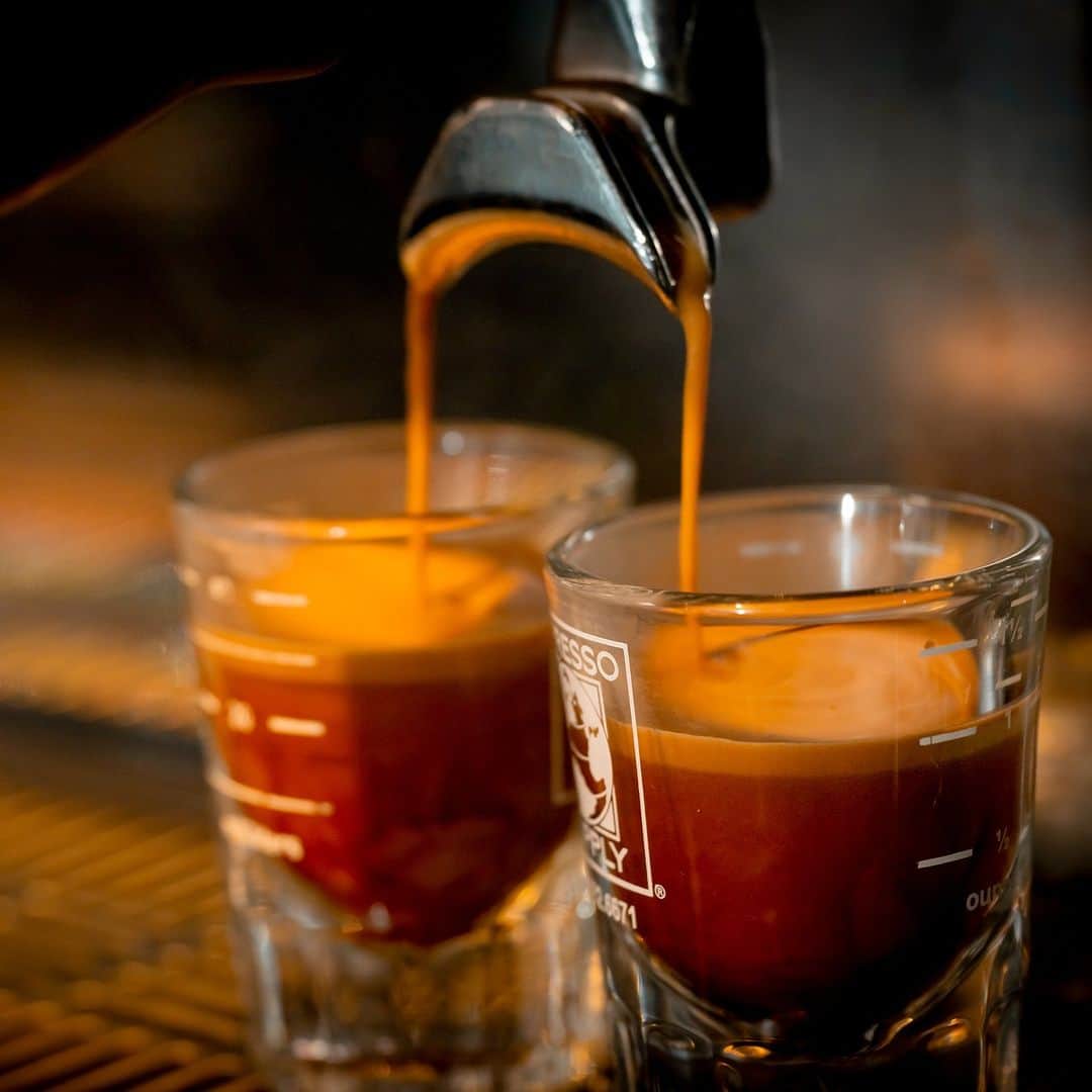 旅色さんのインスタグラム写真 - (旅色Instagram)「＼旅色が選ぶグルメ『キオラコーヒー ロースタリー＆カフェ』／ 【埼玉県 / 越谷・春日部・三郷】ニュージーランドに長年滞在していた夫妻が営むカフェ☕🍰  現地のコーヒー文化を取り入れ、コーヒーに込められたストーリーや、生産者の思いを伝えたいという店主のこだわりの一杯が味わえます。全コーヒー生産量の5％といわれる最高ランク「スペシャルティ」の生豆を店内で焙煎し、ハンドドリップやエスプレッソマシンで淹れた鮮度の高いコーヒーが楽しめます☕  オランダ製の焙煎機「GIESEN」、イタリア製のエスプレッソマシン「LA MARZOCCO」で淹れた本格コーヒーを目当てに訪れるファンも多いとか✨  KiaOraCOFFEEで自分に合ったお気に入りの１杯を見つけてみませんか？😌  —-✄———-✄———-✄—ー  【キオラコーヒー ロースタリー＆カフェ】 @kiaora_coffee_roastery.cafe 📍埼玉県春日部市大沼3丁目123-1 電車：東武鉄道伊勢崎線・野田線春日部駅西口より徒歩約21分 バス：朝日自動車大沼公園停留所より徒歩約3分  TEL：048-797-8828 ［💡旅色を見たとお伝えください］  旅色：https://tabiiro.jp/gourmet/s/313007-kasukabe-kiaora_coffee/ 公式HP：https://www.kiaoracoffee.com/   —-✄———-✄———-✄—-  #旅色 #国内旅行 #旅スタグラム #思い出旅行 #ご褒美旅行 #ご褒美時間 #贅沢時間 #旅行 #旅 #tabiiro #旅スタグラム #キオラコーヒー #自家焙煎珈琲 #kiaoracoffee #春日部カフェ #春日部グルメ #春日部ランチ #埼玉カフェ #埼玉グルメ #埼玉スイーツ #埼玉ランチ #埼玉カフェ巡り #春日部 #春日部コーヒー #埼玉珈琲 #カフェ巡り #自家焙煎コーヒー #スペシャルティコーヒー #ニュージーランド #ニュージーランドカフェ」9月24日 18時00分 - tabiiro
