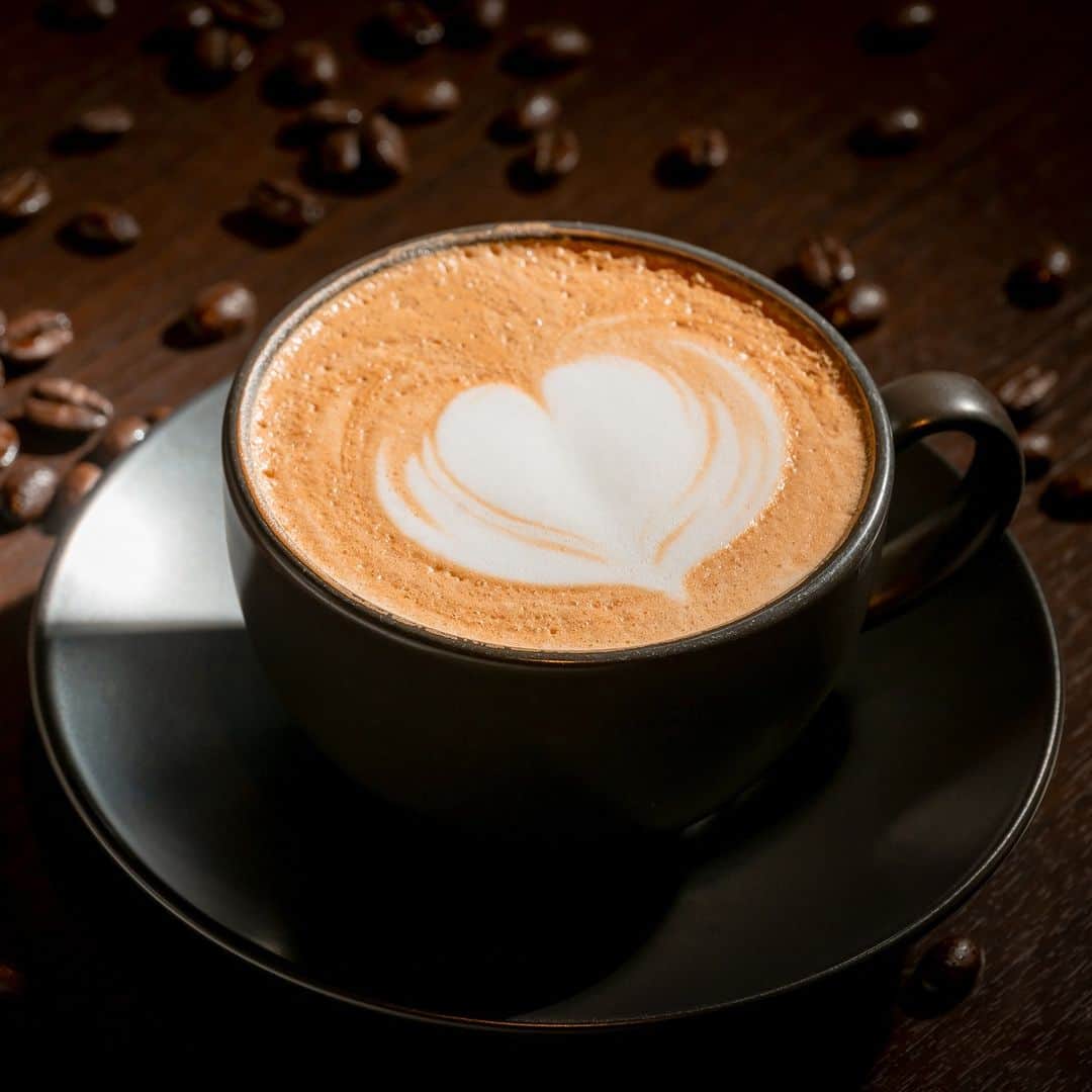 旅色さんのインスタグラム写真 - (旅色Instagram)「＼旅色が選ぶグルメ『キオラコーヒー ロースタリー＆カフェ』／ 【埼玉県 / 越谷・春日部・三郷】ニュージーランドに長年滞在していた夫妻が営むカフェ☕🍰  現地のコーヒー文化を取り入れ、コーヒーに込められたストーリーや、生産者の思いを伝えたいという店主のこだわりの一杯が味わえます。全コーヒー生産量の5％といわれる最高ランク「スペシャルティ」の生豆を店内で焙煎し、ハンドドリップやエスプレッソマシンで淹れた鮮度の高いコーヒーが楽しめます☕  オランダ製の焙煎機「GIESEN」、イタリア製のエスプレッソマシン「LA MARZOCCO」で淹れた本格コーヒーを目当てに訪れるファンも多いとか✨  KiaOraCOFFEEで自分に合ったお気に入りの１杯を見つけてみませんか？😌  —-✄———-✄———-✄—ー  【キオラコーヒー ロースタリー＆カフェ】 @kiaora_coffee_roastery.cafe 📍埼玉県春日部市大沼3丁目123-1 電車：東武鉄道伊勢崎線・野田線春日部駅西口より徒歩約21分 バス：朝日自動車大沼公園停留所より徒歩約3分  TEL：048-797-8828 ［💡旅色を見たとお伝えください］  旅色：https://tabiiro.jp/gourmet/s/313007-kasukabe-kiaora_coffee/ 公式HP：https://www.kiaoracoffee.com/   —-✄———-✄———-✄—-  #旅色 #国内旅行 #旅スタグラム #思い出旅行 #ご褒美旅行 #ご褒美時間 #贅沢時間 #旅行 #旅 #tabiiro #旅スタグラム #キオラコーヒー #自家焙煎珈琲 #kiaoracoffee #春日部カフェ #春日部グルメ #春日部ランチ #埼玉カフェ #埼玉グルメ #埼玉スイーツ #埼玉ランチ #埼玉カフェ巡り #春日部 #春日部コーヒー #埼玉珈琲 #カフェ巡り #自家焙煎コーヒー #スペシャルティコーヒー #ニュージーランド #ニュージーランドカフェ」9月24日 18時00分 - tabiiro