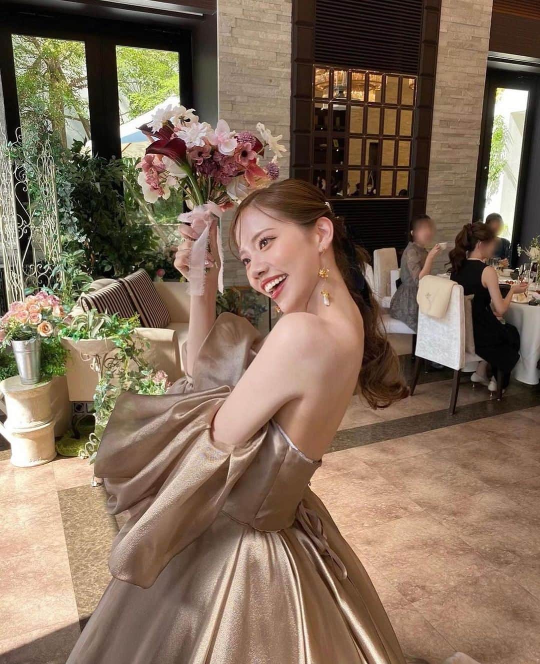 のインスタグラム：「オフショルダー×バルーン袖が印象的なブラウンドレス💘  ドレスに合わせたブーケは、こだわりをたっぷり詰め込んで理想の形に仕上げたそう✨  *…*…*…*…*…*…*…*…*…*…*…*… ⁡ 📷photo by @____pampam____ さん  素敵なお写真ありがとうございました🙇‍♀️ ⁡ *…*…*…*…*…*…*…*…*…*…*…*… ⁡ 💎ハナユメに幸せをシェアしてね #ハナユメ を付けて投稿してくださった方はご紹介させていただくかも！@hanayume_wedding　フォロー・コメントお待ちしています🙌🏻💕 ⁡ 💎式場探しに迷ったらハナユメ♡ こんな素敵な結婚式をしたい！と思ったら、ハナユメにお任せ💛ハナユメウエディングデスクでアドバイザーに相談してみてね💁‍♀️💓投稿を保存して、アドバイザーに見せるとスムーズですよ✨ ⁡ 💎ハナユメが叶えたいこと 叶えたいのは「1組でも多くのカップル様に理想の結婚式のきっかけを」皆さまのお力になれるよう全力でサポートします🕊  #ハナユメ#お色直し#カラードレス#オフショルドレス#ウェディングブーケ#ウェディングフォト」