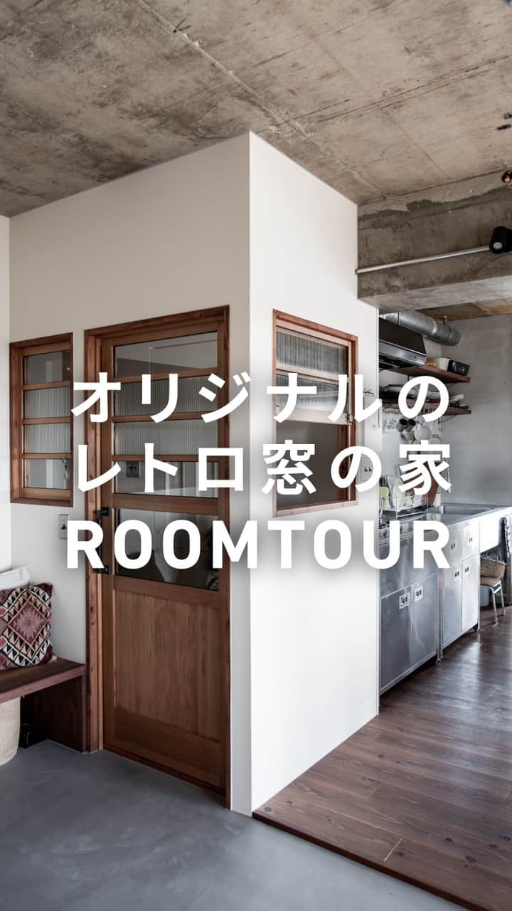 EIGHT DESIGNのインスタグラム：「マンションリノベのルームツアー！ by @eightdesign  愛知県安城市、88平米3人暮らしのマンションリノベーション。 2016年にリノベーションしたエイトデザインの人気事例です。 お施主様に協力していただいて、年末に再撮影にお邪魔しました。  昭和レトロな室内窓、 カフェの厨房みたいな業務用キッチン、 縁側のあるリビング、 天井を低くして小ぢんまりとした寝室、、、  ゆったりのんびり心地よく暮らす住まいです。  気に入ったらいいね＆保存お願いします♪  📷WORKS99 愛知県安城市マンションリノベーション事例 専有面積：88㎡ 間取り：2LDK 家族構成：ファミリー（こども1人） 事例詳細はプロフィール（ @eightdesign ）のリンクをクリック👀 〰︎〰︎〰︎〰︎〰︎ 📺家づくりの相談はコメントでお気軽に☺️ @eightdesign 〰︎〰︎〰︎〰︎〰︎ 🎪店舗デザイン事例集 @eightdesign8shop 🏢オフィスデザイン事例集 @office8eightdesign 🐕スタッフの日常 @eightdesign_2nd 〰︎〰︎〰︎〰︎〰︎ #リビング #リビングインテリア #リビング収納 #室内窓 #廊下 #ベンチ #マンションインテリア #マンションリノベーション #リノベーションマンション #eightdesign #エイトデザイン #renovation #リノベーション」
