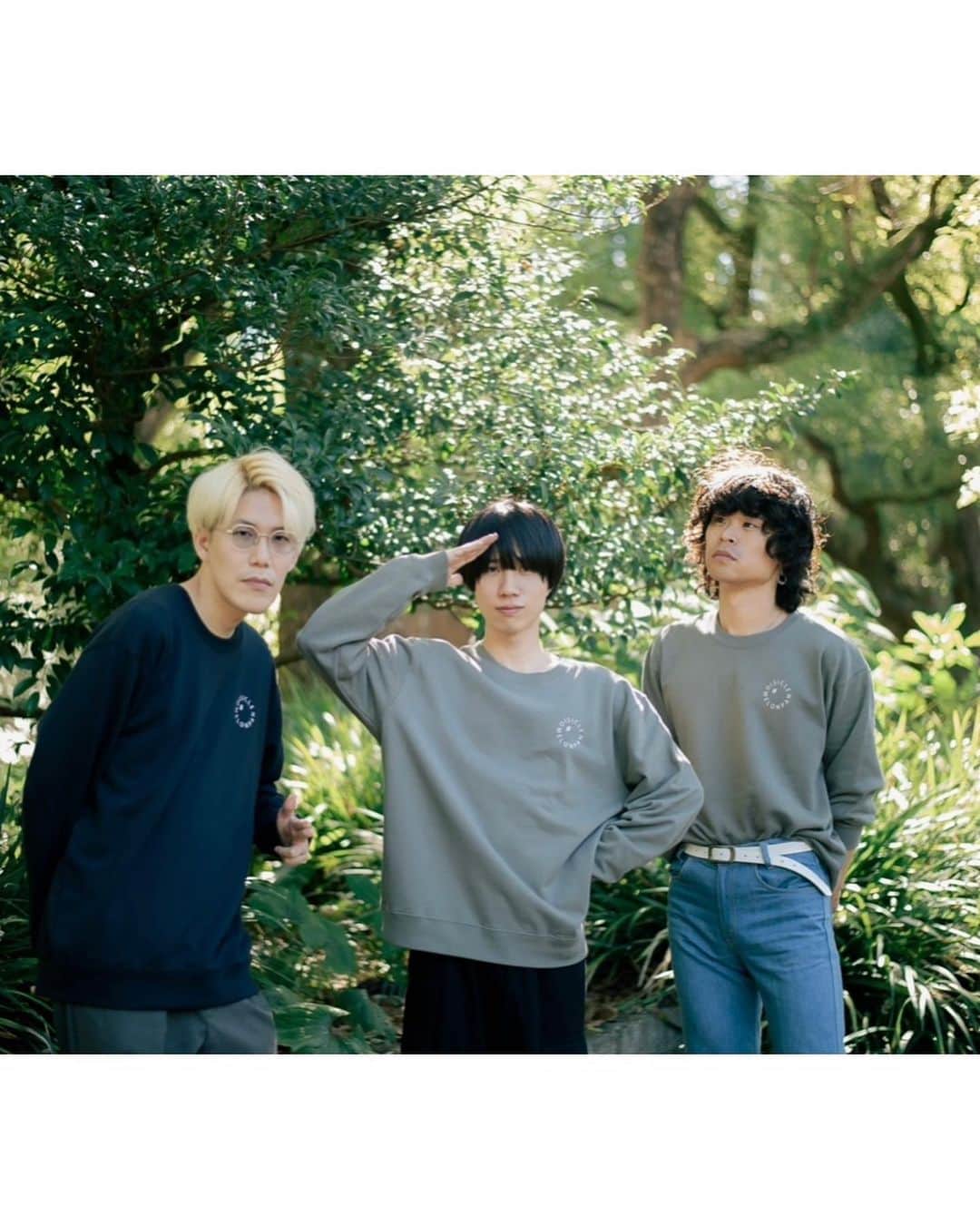 のインスタグラム：「. 「おいしくるメロンパン answer tour - 結ぶリボンの方程式 -」ツアー新グッズのご紹介！  ■サークルロゴトレーナー（ストーングリーン / ネイビー）  メロンパンモチーフのサークルロゴが胸元に入ったトレーナーが登場！ 首元にはパン屋ロゴが入っており、サイズ感がかわいいアイテムです✨  ナカシマ着用：L 原・峯岸着用：XL【通販限定サイズ】  Photo by @n_t_m.k  #おいしくるメロンパン #ツアーグッズ #新グッズ」