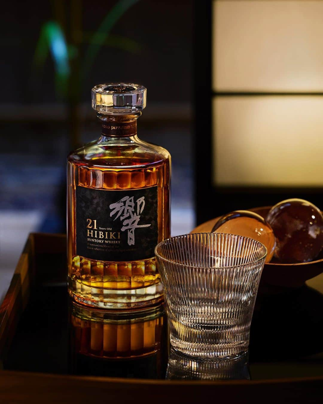 響 | SUNTORY WHISKY HIBIKIさんのインスタグラム写真 - (響 | SUNTORY WHISKY HIBIKIInstagram)「. HIBIKI TIME ~二十四節気・秋分~  器に並べたのは月に見立てた丸氷。 Place round ice cubes, resembling the full moon, on a plate.  #hibiki #響 #hibiki_time #二十四節気 #24seasons #秋分 #shubun #withnature #glass #kiriko #切子 #iceball #丸氷 #お月見 #moonviewing #秋 #autumn」9月24日 18時00分 - suntorywhisky_hibiki