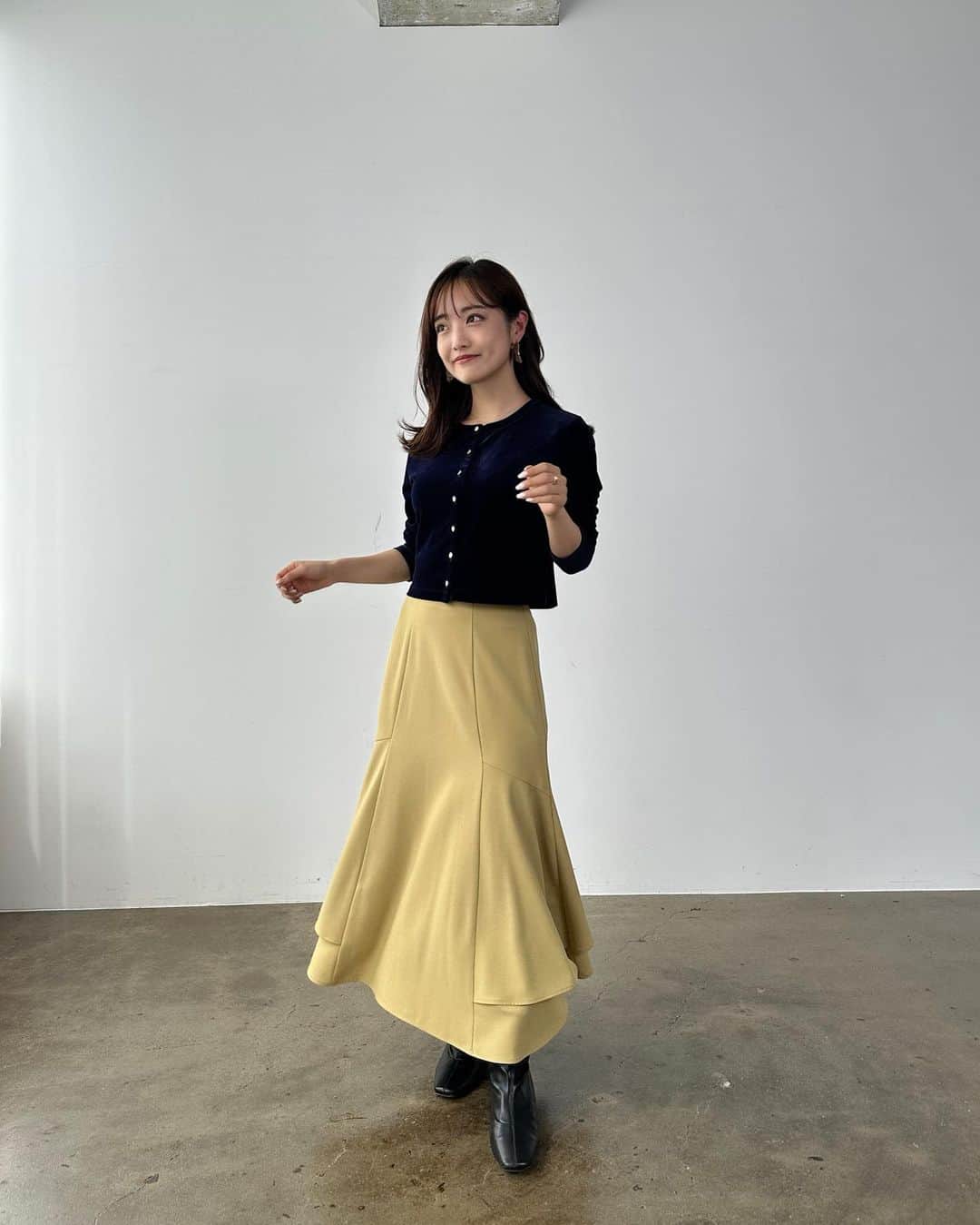 岩本千波のインスタグラム：「ベロア大好き💙🥿かわいい♡♡ ゴールドボタン×ベロアがちょっとヴィンテージっぽくてお気に入り〜〜  ゴールドボタンに合わせてスカートはイエローにしたよ💛 ヘムティアードがひらひら〜ってゆれてとっても華やかなの！✨  これはどっちもリアルバイしようかな〜っ🎀💕  #149cmコーデ #低身長コーデ #小柄コーデ #小柄ファッション #カーディガン #ベロア #マーメイドスカート」