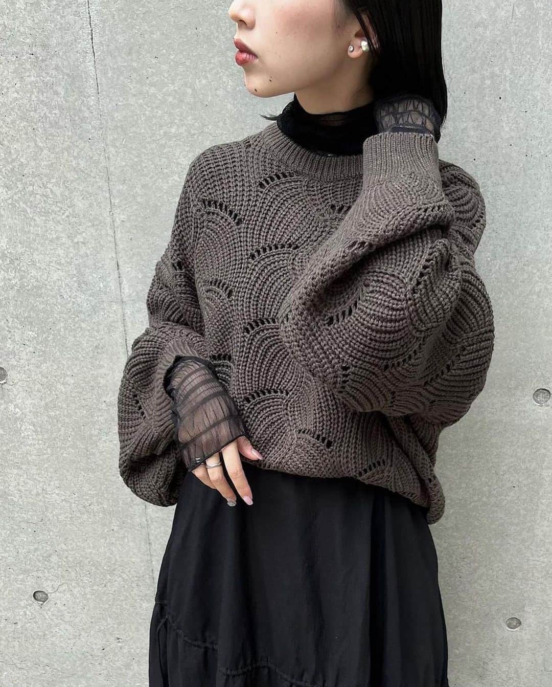 moca さんのインスタグラム写真 - (moca Instagram)「recommend item  No. 30001359 リーフモチーフボリュームニット  袖を通すだけでこなれた雰囲気に仕上がるリーフモチーフボリュームニット  たっぷりボリュームの袖口に透かし編みの抜け感のバランスが魅力の1枚。  身幅や袖はゆるっとしたサイズ感にしているので女性らしい印象に。  袖口のボリュームが華奢な肩周りを演出します◎  もちもちと柔らかく、肉厚な生地感です。  つるっとしたサテン素材、さらっとした合繊素材、デニムなど、 シンプルな異素材のボトムと合わせるのが好相性です◎  price：5,940yen（tax in) color : アイボリー / カーキ / ブラック model :フリーサイズ  #selectmoca #セレクトモカ」9月24日 18時00分 - selectmoca