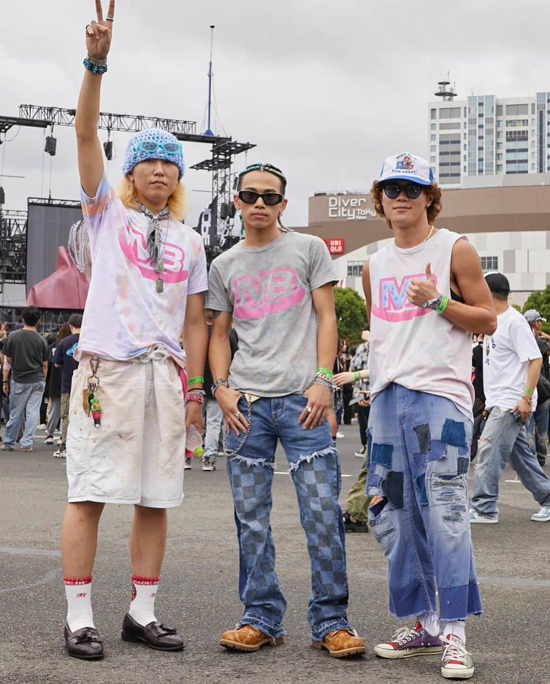 WWDジャパンさんのインスタグラム写真 - (WWDジャパンInstagram)「イベント・スナップ：ヒップホップフェス「THE HOPE 2023」に3万人　音楽への愛を体現した人々 Vol.2  国内最大級のヒップホップフェス「THE HOPE」が9月23日、東京・お台場の特設会場で開催された。昨年、代々木第一体育館で初開催した同イベントは、その反響を受けて今年はさらに規模を拡大。動員数は昨年の3倍となった。  ステージに立ったのは、ヘッドライナーのBADHOPやPUNPEE、ちゃんみな、¥ellow Bucksらをはじめ、BIMやAK-69、舐達磨、Tohji、Jin Dogg、ジャパニーズマゲニーズ、D.Oら、ヒップホップシーンを牽引する面々だ。  この日、東京の予想最高気温は25度。来場者はシャツやブルゾンを取り入れた人も多く、秋の気配が感じられた。特に支持されたのは、「ア ベイシング エイプ®(A BATHING APE®)」や「ナイキ（NIKE）」「シュプリーム（SUPREME）」など、ヒップホップシーンと密接な関わりを持つブランド。そのほか、「ディーゼル(DIESEL)」の頭文字「D」を象った、アイコニックなトップスやベルトなども目にした。  全画像は @wwd_jp プロフィールのリンクから  Vol.1は前の投稿に👉  PHOTO：CELINE O’CONNOR  #THEHOPE#ザホープ#フェスファッション#festivalfashion#イベントスナップ#ファッションスナップ#fashionsnap#fashionphotography#フェス#フェスコーデ#fashion」9月24日 18時00分 - wwd_jp