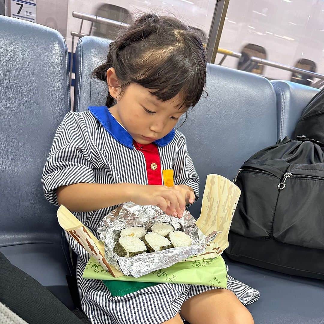村方乃々佳のインスタグラム：「お父さんのお土産に買った天むすを、名古屋駅で早速開けてつまみ食いしてました🍤  #村方乃々佳 #ののちゃん #ののかちゃん #ののちゃんねる #nonokamurakata #노노카 #NONOCHAN #名古屋グルメ」
