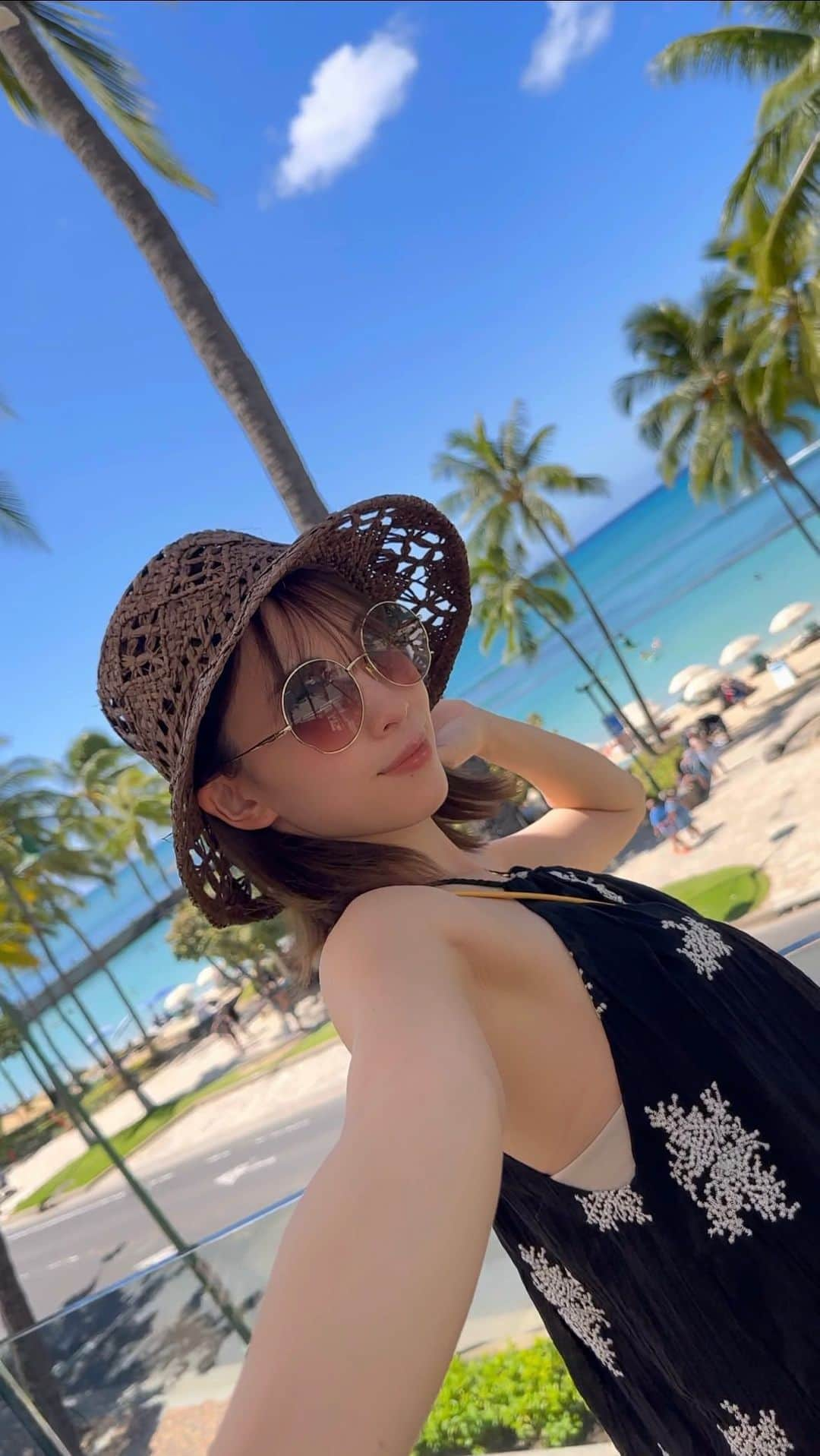 藤原望未のインスタグラム：「あの！ワイキキビーチ🌺🌴 青空に青い海！最高〜☀️  楽しみにしてた旅行ってすぐに終わってしまうよね🫠 ラスト半日楽しむ🫶  #Hawaii  #ハワイ #waikiki  #ワイキキ #waikikibeach  #海外旅行  #旅行 #honeymoon  #新婚旅行  #鍼灸夫婦」