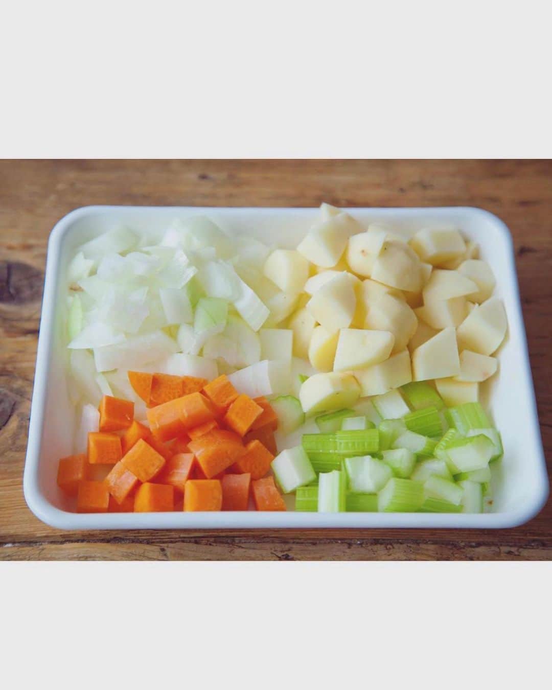 榎本美沙さんのインスタグラム写真 - (榎本美沙Instagram)「. マンハッタンクラムチャウダー . トマトベースのクラムチャウダー、 玉ねぎ、じゃがいも、にんじん、セロリで 野菜たっぷりです。 . あさり缶で簡単に！ . . . ちなみに、 スープの本『#ひと皿満足スープ』には、 豆乳ベースのクラムチャウダーも載っています。 これから時期、日々のスープで 体をととのえていきたいところです〜◎ . . . *レシピ動画はストーリーズか プロフィール欄のリンクからどうぞ。 (※DMやメールは申し訳ないのですが、使えていません。) https://youtu.be/NWmE9yzomeY  . . . #秋ごはん #スープ #マンハッタンクラムチャウダー   . #榎本美沙 #発酵 #レシピ」9月24日 18時01分 - misa_enomoto