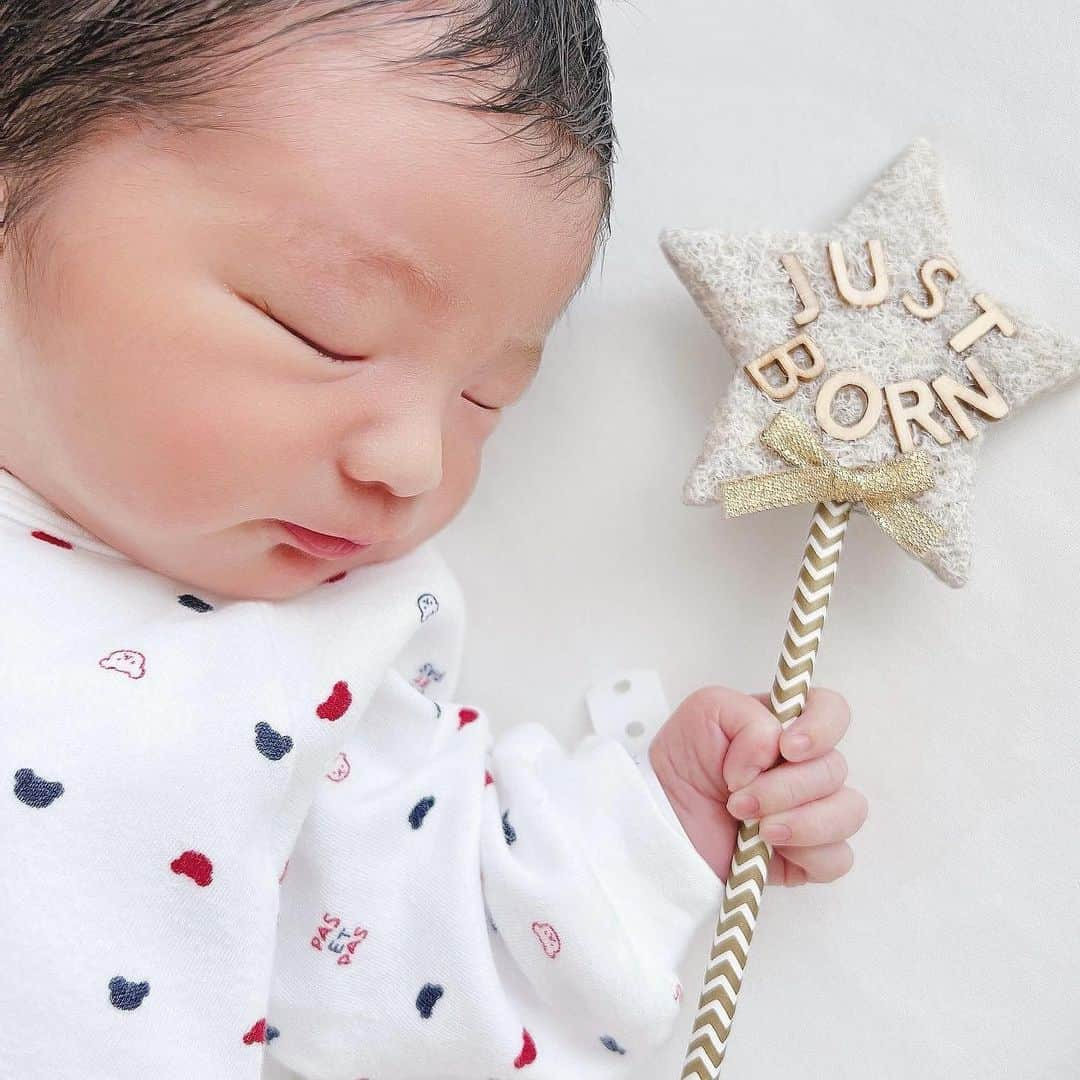 伊藤りかのインスタグラム：「． Just born..！໒꒱· ﾟ * 2023.09.22 fri. pm 1:48 3035g 50.5cm boy * 無事に第二子となる次男を出産しました🕊️🌱 何事もなく、 お腹の中ですくすく育ってくれた次男くん👶🏻 * 息子の時と同じように同じ痛みを経験して出産し 初めて抱っこした時 息子の時と同じように感動的で愛おしくて… 自分の愛情ゲージが100%から200%に増加し、 宝物が２つに増えたのを実感しました！！✊🏻💕 *  私たちの元に産まれてきてくれてありがとう 私たち夫婦にとって何にも変えられない宝物です * 立派な父親と母親には、なれないかもしれないけど ２人で全力の愛を注いで育てていくからね𓍯 * 最後の写真は、産まれたばかりの長男です👦🏻 兄弟そっくりだ！と思っていたのですが、 今の息子とそっくりなだけで 産まれた時は、また違って見返してびっくり😳 はぁ〜２人とも愛おしい〜🥰♩(早く退院したい) * #男の子ママ #男の子ベビー #出産報告 #9月22日生まれ #出産記録 #帝王切開 #令和5年ベビー #兄弟ママ #生後0ヶ月 #赤ちゃんのいる生活 #第二子 #第二子出産 #我が子は天使 #伊藤りか #snsクリエイター」