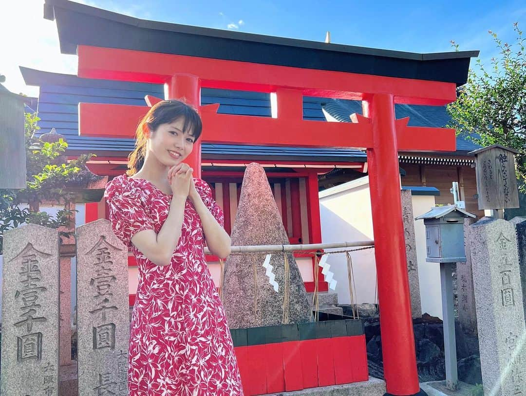 谷尻萌さんのインスタグラム写真 - (谷尻萌Instagram)「久しぶりに地元、京都へ♡︎♥︎⛩〜part1〜  ✧車折神社、芸能神社(1、2枚目)に お礼参りをしてきたわ〜♪ 神様にいつも優しい方々に支えられて テレビ、ラジオなどめっちゃ居心地の良い環境で 楽しくお仕事をさせていただいています！ お見守り下さってありがとうございます‼︎と 感謝を伝えてきたわ〜🍀  昨年のめざましどようびのもえ予報の紅葉ロケで 芸能神社へ行ったんやけど その時に自分で申請して 玉垣を掛けていただいたんよ〜✨ 実物は初めて見た❣️ めざましテレビ、めざましどようびと番組名も 入れてもらったな〜^ ^🫶  車折神社へ行かれた方は 良かったら探してみて下さい🙌  2枚目の写真は“清めの社”の前やで！ パワースポットなんやって𖤐🍀 アイコンにしてみようかなぁ💭 どうかなぁ？❥❥❥  ✧3枚目は北野天満宮の撫牛やで🐃 撫でた場所がよくなるということで 牛さんの頭を撫でておきました😋 北野天満宮で巫女さんとしてご奉仕していたの 思い出したわ〜‼︎  ほなおやすみなさい💤  父撮影♪📸  #京都　#車折神社　#芸能神社　#清めの社 #北野天満宮　#天神さん　#撫牛　#お礼参り #めざましテレビ　#めざましどようび　 #もえ予報  #セントフォース　 #京都検定　#京都出身 #赤ワンピース　#ポニーテール　#萌え旅」9月24日 23時34分 - tanijiri_moe