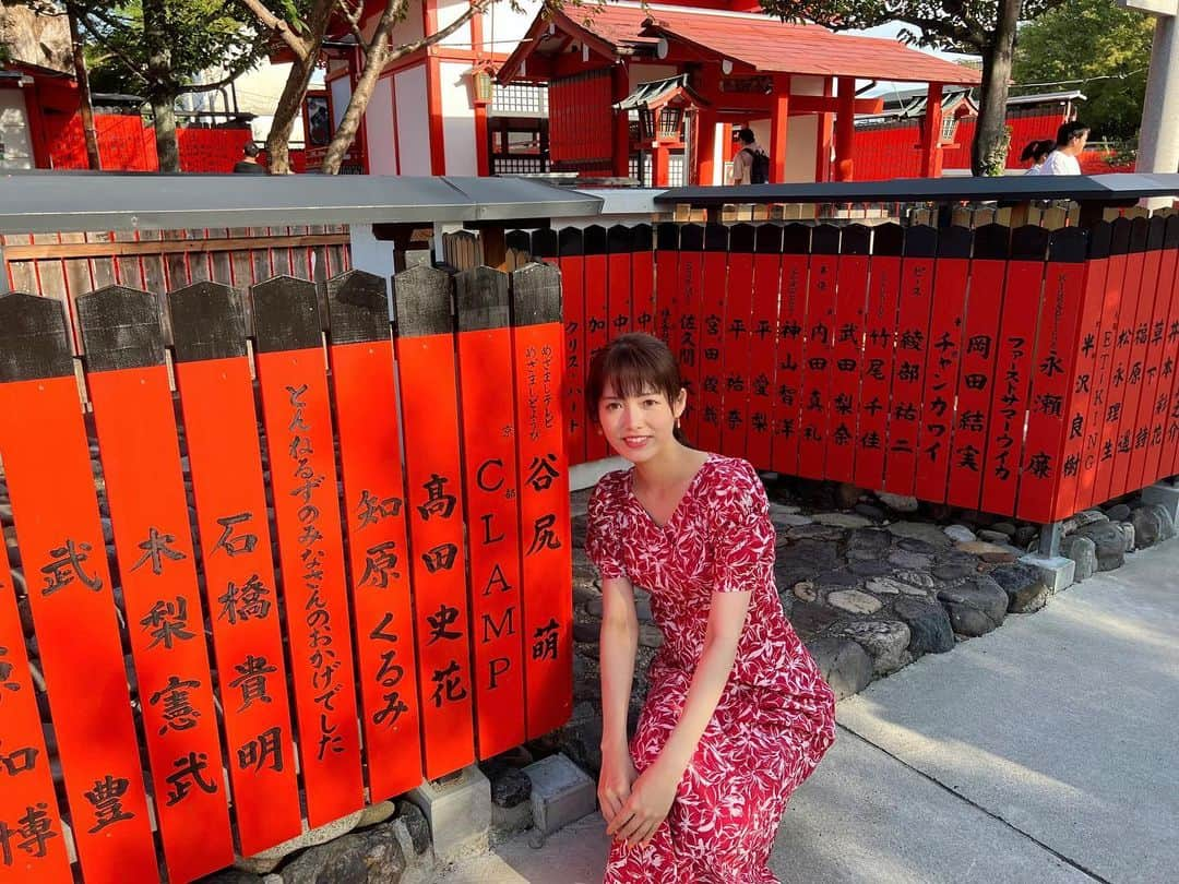 谷尻萌のインスタグラム：「久しぶりに地元、京都へ♡︎♥︎⛩〜part1〜  ✧車折神社、芸能神社(1、2枚目)に お礼参りをしてきたわ〜♪ 神様にいつも優しい方々に支えられて テレビ、ラジオなどめっちゃ居心地の良い環境で 楽しくお仕事をさせていただいています！ お見守り下さってありがとうございます‼︎と 感謝を伝えてきたわ〜🍀  昨年のめざましどようびのもえ予報の紅葉ロケで 芸能神社へ行ったんやけど その時に自分で申請して 玉垣を掛けていただいたんよ〜✨ 実物は初めて見た❣️ めざましテレビ、めざましどようびと番組名も 入れてもらったな〜^ ^🫶  車折神社へ行かれた方は 良かったら探してみて下さい🙌  2枚目の写真は“清めの社”の前やで！ パワースポットなんやって𖤐🍀 アイコンにしてみようかなぁ💭 どうかなぁ？❥❥❥  ✧3枚目は北野天満宮の撫牛やで🐃 撫でた場所がよくなるということで 牛さんの頭を撫でておきました😋 北野天満宮で巫女さんとしてご奉仕していたの 思い出したわ〜‼︎  ほなおやすみなさい💤  父撮影♪📸  #京都　#車折神社　#芸能神社　#清めの社 #北野天満宮　#天神さん　#撫牛　#お礼参り #めざましテレビ　#めざましどようび　 #もえ予報  #セントフォース　 #京都検定　#京都出身 #赤ワンピース　#ポニーテール　#萌え旅」