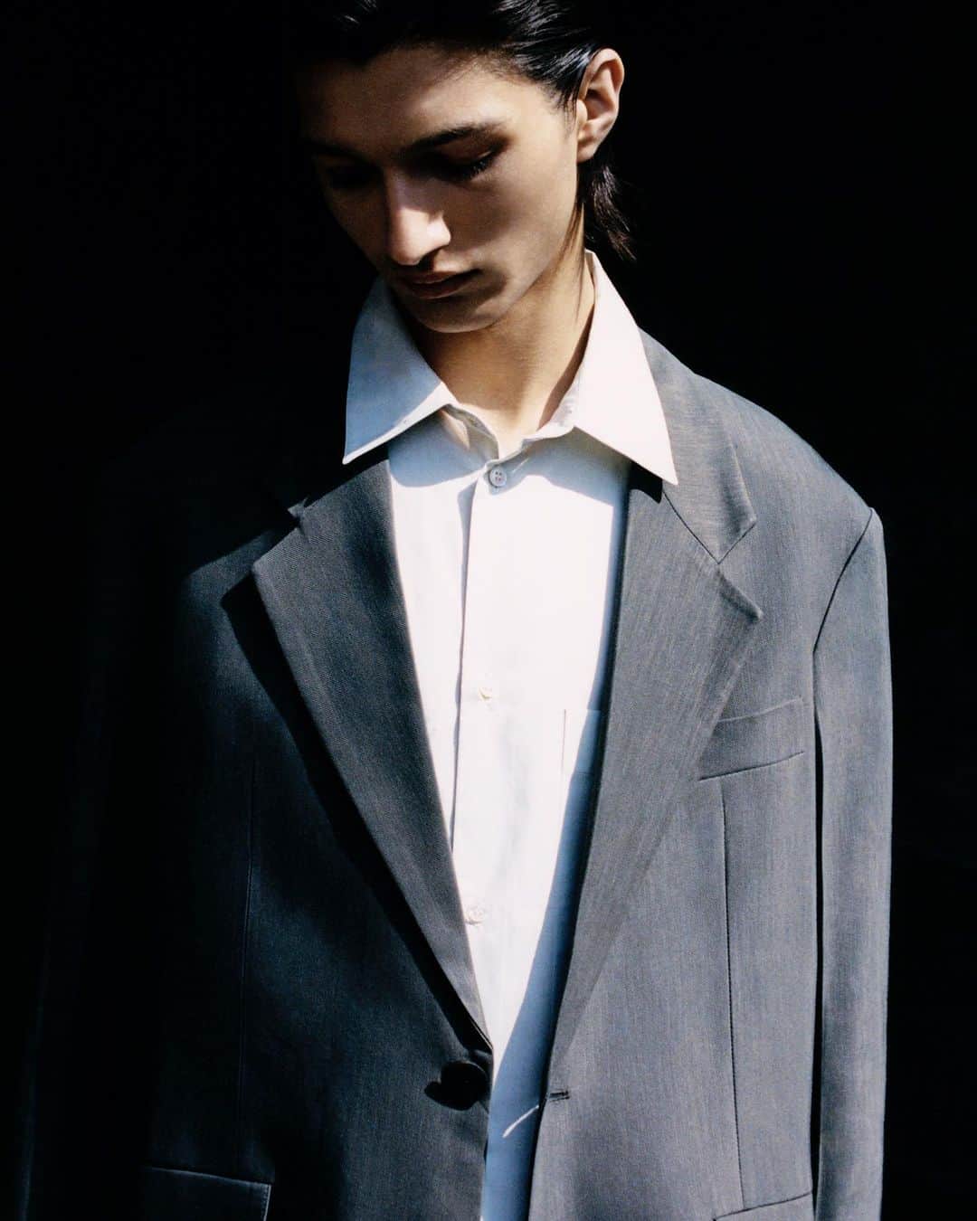 スタジオ ニコルソンのインスタグラム：「Tailoring Reconsidered | Our Mizumi jacket is cut with comfort and mobility in mind. Easy to wear, with an added helping of sophisticated sex appeal | #studionicholson」