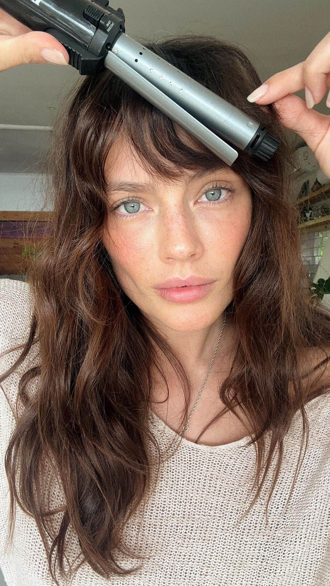 Jessicaのインスタグラム：「Flat fringe problems solved!  Hair Curler: @babyliss Cordless Gas Tong Hair Serum: @kerastase_official Elixir Ultime  #hair #fringe #howto #diy #haircurler #hairvideo #haircurler」