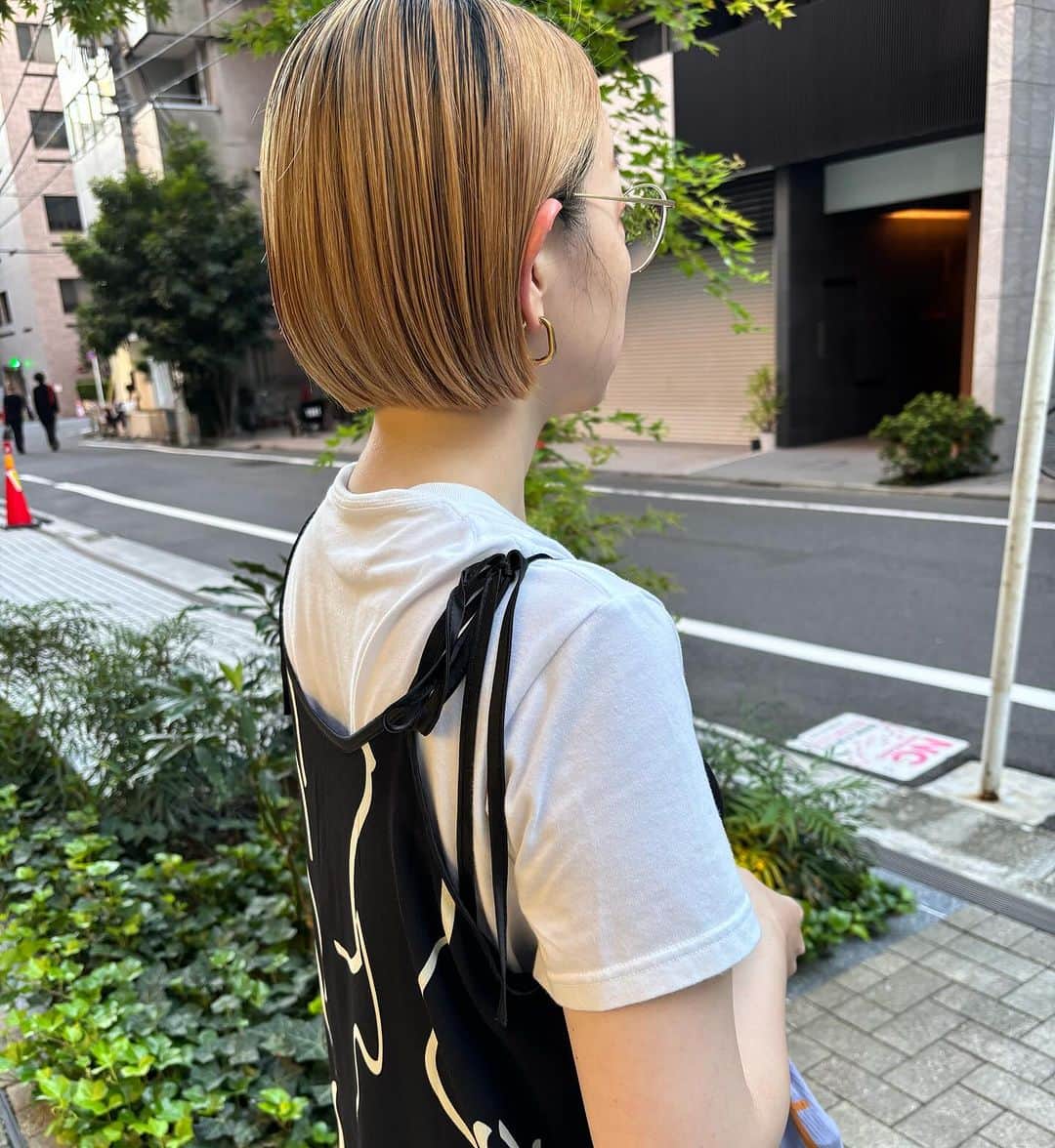 のインスタグラム：「いつもブリーチメニューのお客様 ・ 酸性ストレートでクセ、広がりを抑えて ミニボブに✂︎✂︎ ・ 次回はブリーチカラーしましょう。 ・ ・ クセ、広がりが気になる方　是非ご相談してください。 ・ ・ #ブリーチ#酸性ストレート#縮毛矯正#ケアブリーチ#ミニボブ#ヘアスタイル#ベージュカラー」