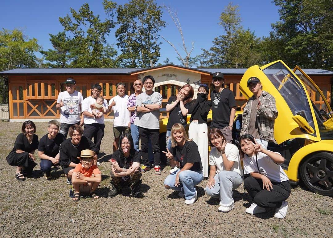 HIROYAのインスタグラム：「最後の夏☀️ 毎年恒例野口さん( @lamborghini.tokyo )主催の旅行に今年も行かせてもらいました😊  今年は山中湖❗️ ジムの選手たちも呼んで参加させてもらいました🥊  最高に美味しい肉でBBQをしたり、みんなで叩いて被ってのゲームをしたり最高に楽しい2日間でした☺️(僕は瞬殺でトーナメント一回戦敗退)  息子の昴晴が人生初めて打ち上げ花火を観れたのもすごく嬉しかった☺️ めちゃくちゃ興味津々に観ていました🎆  昴晴にとっても今回の旅行は沢山の人と遊んでもらったり、いろんな景色を見れて最高の経験になったと思います💡  最高に楽しい夏最後の思い出になりました☀️  先に何人か帰っちゃったけど、野口さんのディアブロGTRの前で集合写真📷  昨年はSLRマクラーレン、今年はディアブロGTR。 来年も新しい車乗ってこなきゃ👍と意気込んでいました🤣 格好良過ぎます。  いつも近くで背中見せてくださって本当にありがとうございます！」