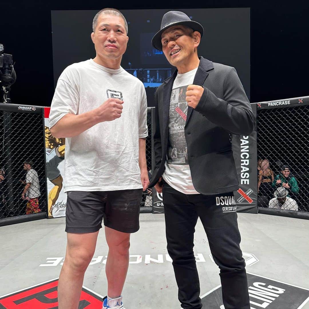 鈴木みのるさんのインスタグラム写真 - (鈴木みのるInstagram)「PANCRASE 30th Anniversary Fight  今日はパンクラス30周年記念大会を御祝しに行ってきた。 1993年9月21日 東京ベイNKホールでの旗揚げから30年という月日が流れ、え？もうそんなに経つの？そんな感じ。試合も全部面白かった！　 ①ケージの中に入れてもらい記念撮影 ②30年前の旗揚げ第一戦の第一試合を闘ったパンクラス稲垣組代表・稲垣克臣 ③パンクラス福井代表 ④現在は坂口道場で指導している窪田幸生 ⑤未だ現役MMA100戦を越える鉄人・近藤有己 ⑥UFCに挑戦中の内藤由良 ⑦現在の戦場であるケージ ⑧キングオブパンクラスのベルト …とまあ、懐かしい顔とも再会できた。  パンクラス30周年おめでとうございます。」9月24日 23時34分 - suzuki.d.minoru