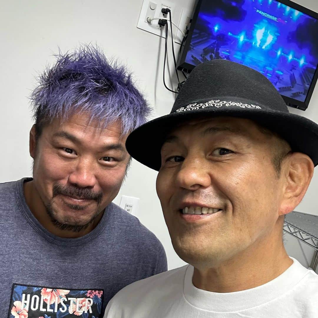 鈴木みのるさんのインスタグラム写真 - (鈴木みのるInstagram)「PANCRASE 30th Anniversary Fight  今日はパンクラス30周年記念大会を御祝しに行ってきた。 1993年9月21日 東京ベイNKホールでの旗揚げから30年という月日が流れ、え？もうそんなに経つの？そんな感じ。試合も全部面白かった！　 ①ケージの中に入れてもらい記念撮影 ②30年前の旗揚げ第一戦の第一試合を闘ったパンクラス稲垣組代表・稲垣克臣 ③パンクラス福井代表 ④現在は坂口道場で指導している窪田幸生 ⑤未だ現役MMA100戦を越える鉄人・近藤有己 ⑥UFCに挑戦中の内藤由良 ⑦現在の戦場であるケージ ⑧キングオブパンクラスのベルト …とまあ、懐かしい顔とも再会できた。  パンクラス30周年おめでとうございます。」9月24日 23時34分 - suzuki.d.minoru