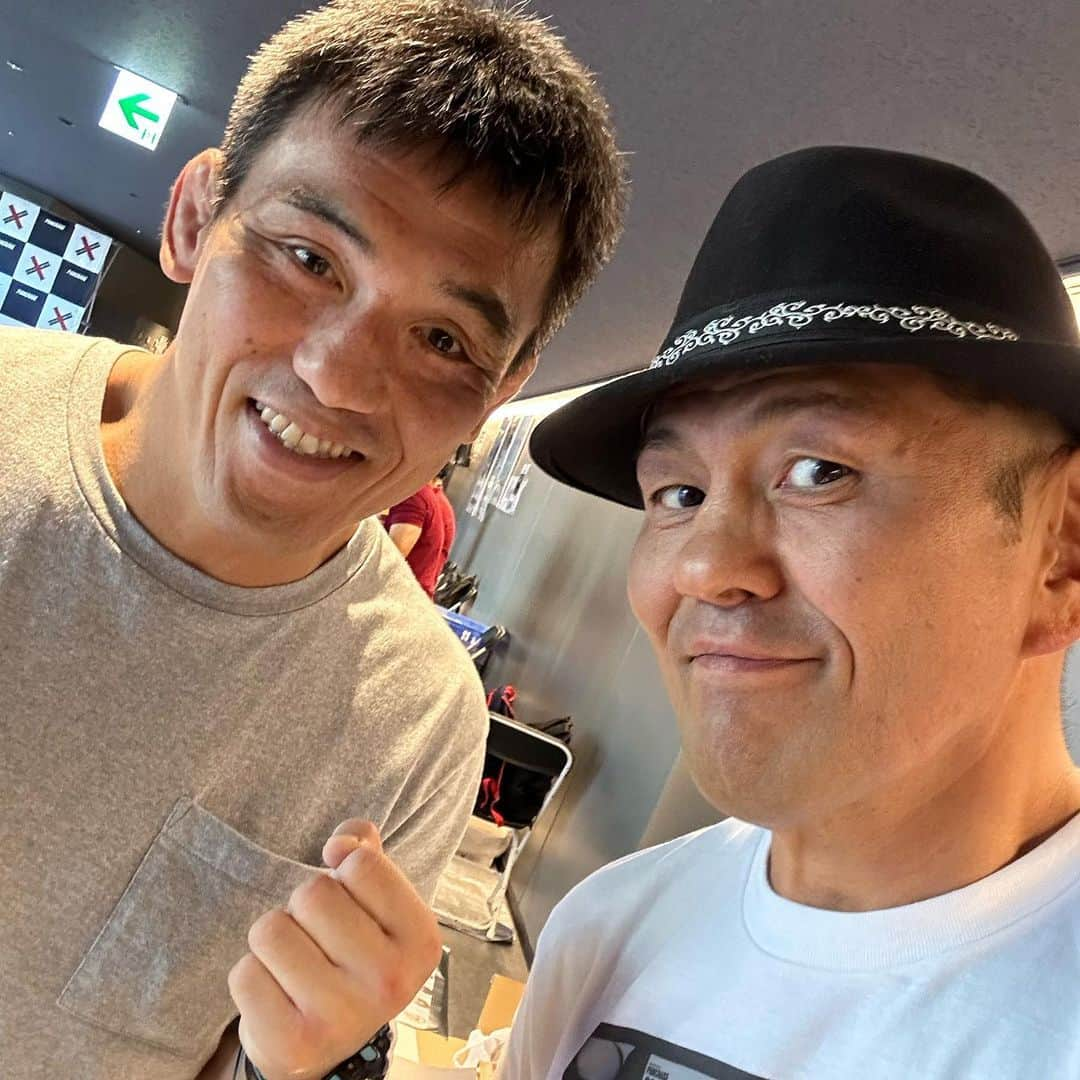 鈴木みのるさんのインスタグラム写真 - (鈴木みのるInstagram)「PANCRASE 30th Anniversary Fight  今日はパンクラス30周年記念大会を御祝しに行ってきた。 1993年9月21日 東京ベイNKホールでの旗揚げから30年という月日が流れ、え？もうそんなに経つの？そんな感じ。試合も全部面白かった！　 ①ケージの中に入れてもらい記念撮影 ②30年前の旗揚げ第一戦の第一試合を闘ったパンクラス稲垣組代表・稲垣克臣 ③パンクラス福井代表 ④現在は坂口道場で指導している窪田幸生 ⑤未だ現役MMA100戦を越える鉄人・近藤有己 ⑥UFCに挑戦中の内藤由良 ⑦現在の戦場であるケージ ⑧キングオブパンクラスのベルト …とまあ、懐かしい顔とも再会できた。  パンクラス30周年おめでとうございます。」9月24日 23時34分 - suzuki.d.minoru