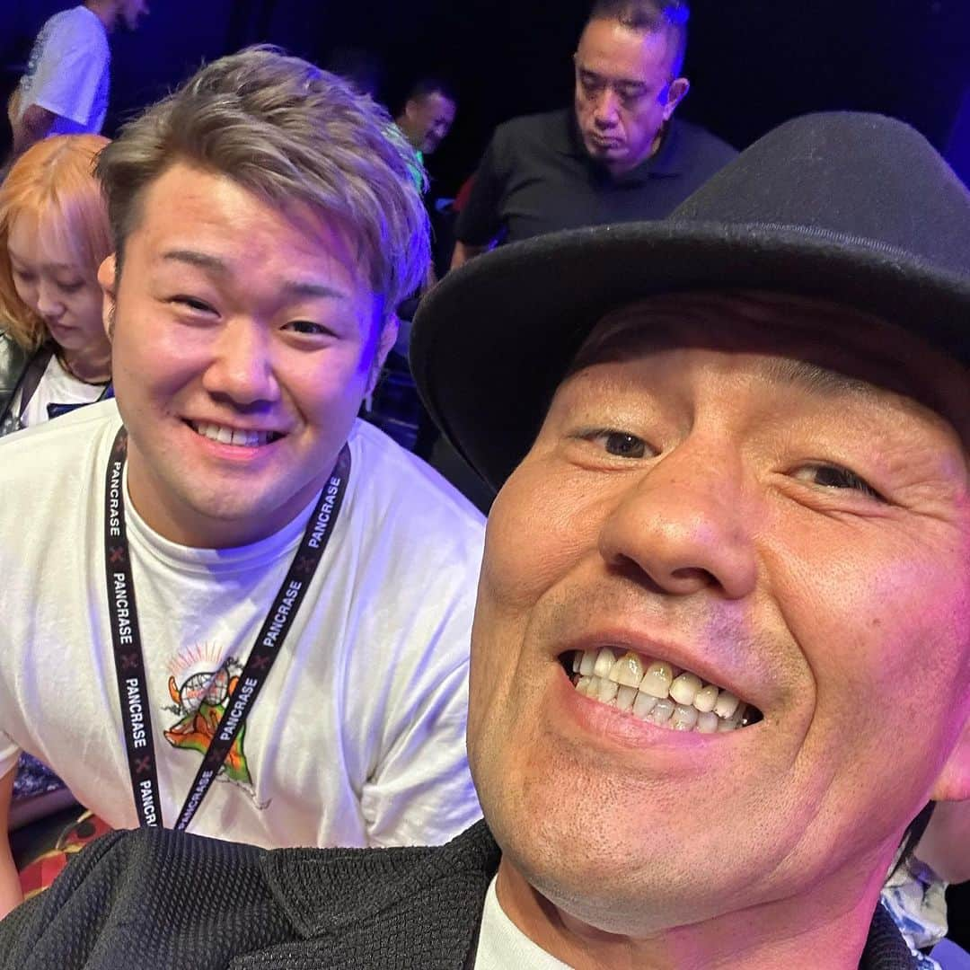 鈴木みのるさんのインスタグラム写真 - (鈴木みのるInstagram)「PANCRASE 30th Anniversary Fight  今日はパンクラス30周年記念大会を御祝しに行ってきた。 1993年9月21日 東京ベイNKホールでの旗揚げから30年という月日が流れ、え？もうそんなに経つの？そんな感じ。試合も全部面白かった！　 ①ケージの中に入れてもらい記念撮影 ②30年前の旗揚げ第一戦の第一試合を闘ったパンクラス稲垣組代表・稲垣克臣 ③パンクラス福井代表 ④現在は坂口道場で指導している窪田幸生 ⑤未だ現役MMA100戦を越える鉄人・近藤有己 ⑥UFCに挑戦中の内藤由良 ⑦現在の戦場であるケージ ⑧キングオブパンクラスのベルト …とまあ、懐かしい顔とも再会できた。  パンクラス30周年おめでとうございます。」9月24日 23時34分 - suzuki.d.minoru