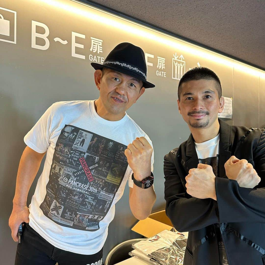 鈴木みのるさんのインスタグラム写真 - (鈴木みのるInstagram)「PANCRASE 30th Anniversary Fight  今日はパンクラス30周年記念大会を御祝しに行ってきた。 1993年9月21日 東京ベイNKホールでの旗揚げから30年という月日が流れ、え？もうそんなに経つの？そんな感じ。試合も全部面白かった！　 ①ケージの中に入れてもらい記念撮影 ②30年前の旗揚げ第一戦の第一試合を闘ったパンクラス稲垣組代表・稲垣克臣 ③パンクラス福井代表 ④現在は坂口道場で指導している窪田幸生 ⑤未だ現役MMA100戦を越える鉄人・近藤有己 ⑥UFCに挑戦中の内藤由良 ⑦現在の戦場であるケージ ⑧キングオブパンクラスのベルト …とまあ、懐かしい顔とも再会できた。  パンクラス30周年おめでとうございます。」9月24日 23時34分 - suzuki.d.minoru