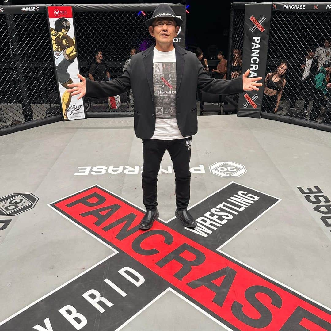 鈴木みのるさんのインスタグラム写真 - (鈴木みのるInstagram)「PANCRASE 30th Anniversary Fight  今日はパンクラス30周年記念大会を御祝しに行ってきた。 1993年9月21日 東京ベイNKホールでの旗揚げから30年という月日が流れ、え？もうそんなに経つの？そんな感じ。試合も全部面白かった！　 ①ケージの中に入れてもらい記念撮影 ②30年前の旗揚げ第一戦の第一試合を闘ったパンクラス稲垣組代表・稲垣克臣 ③パンクラス福井代表 ④現在は坂口道場で指導している窪田幸生 ⑤未だ現役MMA100戦を越える鉄人・近藤有己 ⑥UFCに挑戦中の内藤由良 ⑦現在の戦場であるケージ ⑧キングオブパンクラスのベルト …とまあ、懐かしい顔とも再会できた。  パンクラス30周年おめでとうございます。」9月24日 23時34分 - suzuki.d.minoru