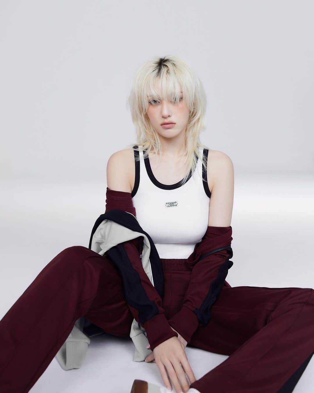 ソミのインスタグラム：「In my comfy #MyLacosteTracksuit for POP MAGAZINE Issue 49! 🐊grr💚 #sponsored #광고   @lacoste / @thepopmag / @kimheejune / @ywleeeee / @58jin / @mistykyd / @iljung_lee / @ponysmakeup / @nail_unistella / @minsun_kim_」