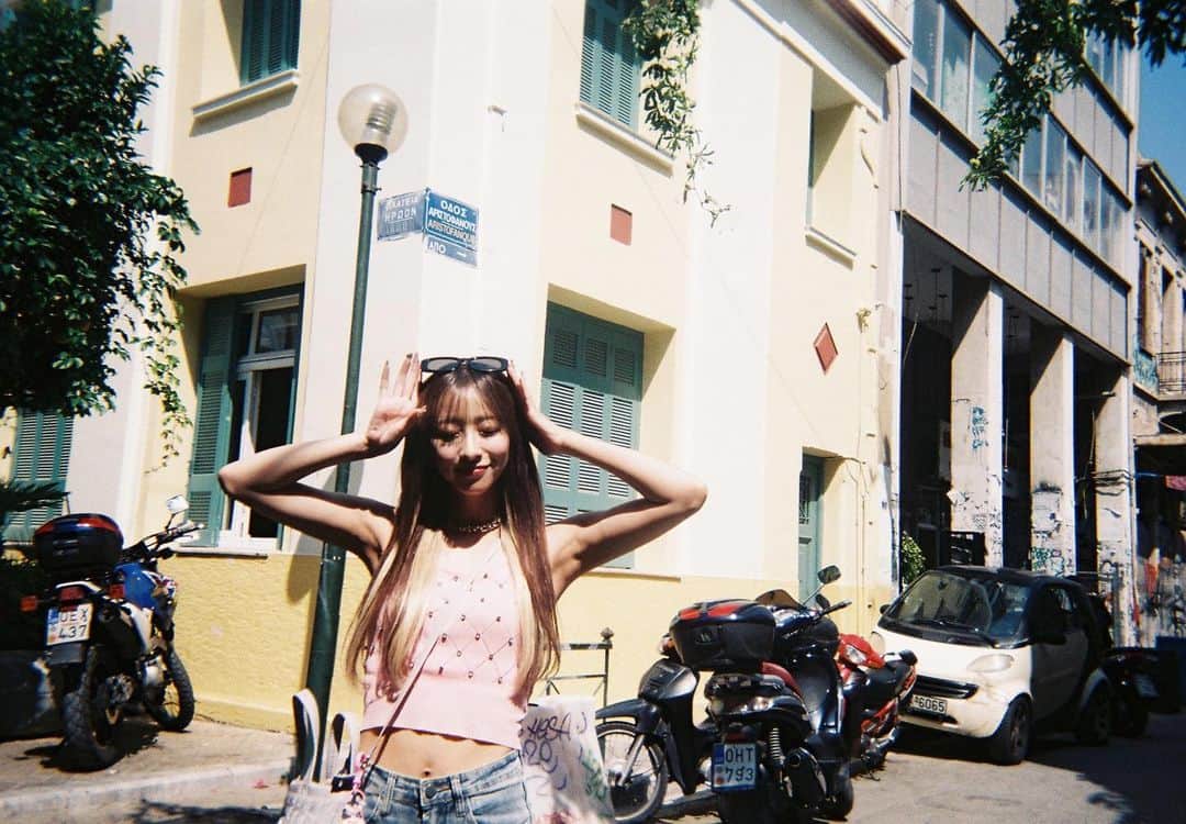 渡辺葉月のインスタグラム：「🇬🇷♡  写ルンですinギリシャ  せっかく写ルンです持ってったから インスタに載せておく〜〜  結構いっぱい撮ったのに、フラッシュできてなくて ほぼ撮れてなくて泣いた。笑  めっちゃいいの撮ってたのに（；_；）笑  これからは、プライベートで たくさん海外に行きたいな✈️♡  #europe #greece #ヨーロッパ #ギリシャ #写ルンです」