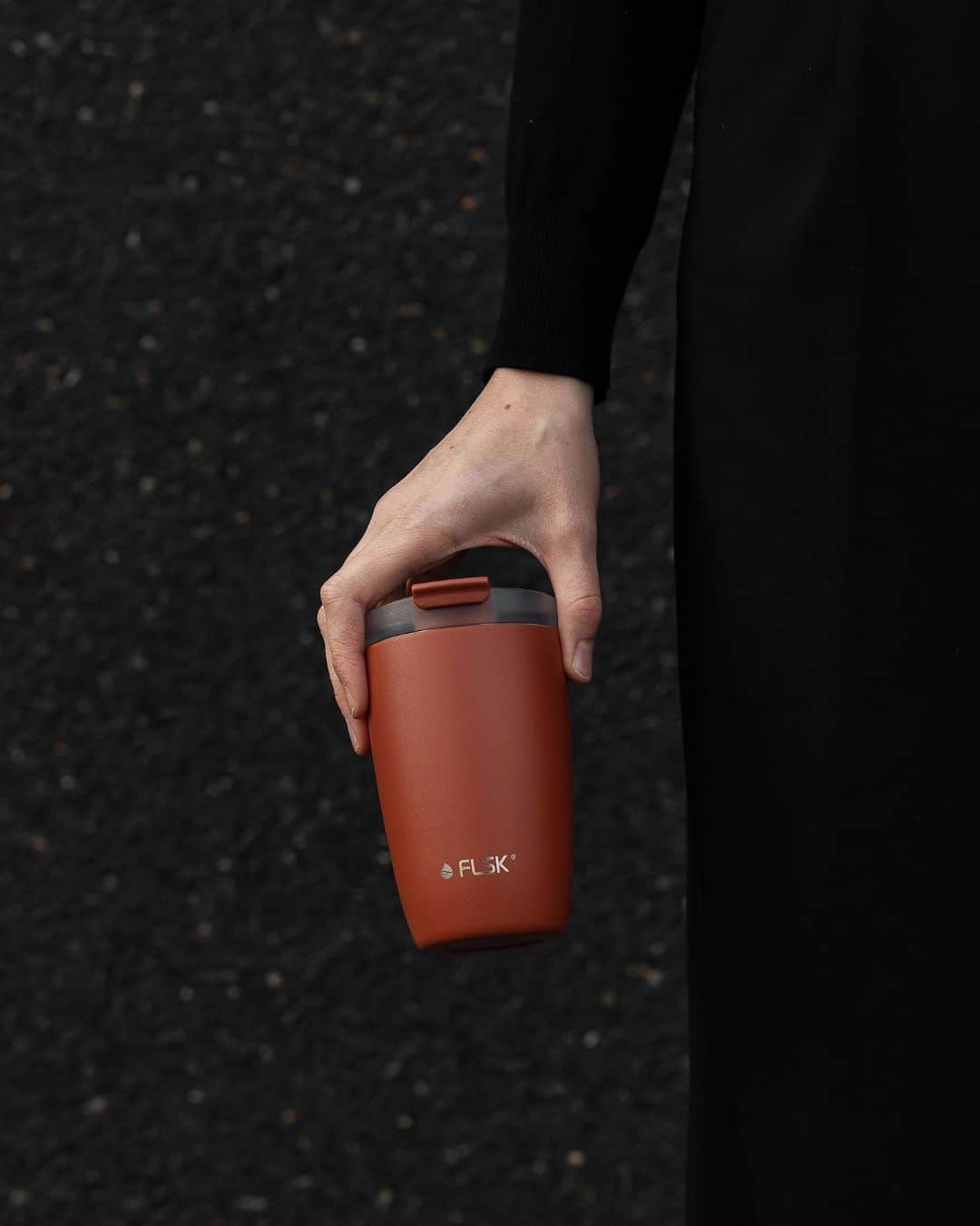 FLSK JAPANのインスタグラム：「【CUP 2023年秋カラーの販売予定告知✨】  FLSK社のタンブラー「CUP」に新色が登場！  ・Brick（ブリック） FLSK本社所在地であるミュンヘンのレンガ造りの街並みから着想を得たカラー。 落ち着いた雰囲気を醸し出します。  ・Chalk（チョーク） 柔らかいウール毛布のような、あたたかみのあるカラー。日常をよりエレガントに演出します。  どちらも秋らしいカラーとなっております。 販売は10月5日、販売開始時には公式LINE、公式SNSでお知らせいたします。  お知らせを見逃したくない方は、ぜひFLSK公式LINEにご登録ください。  公式LINEは、 @flsk.japan トップのハイライト「NEWS」から登録することができます。  * *  #誕生日ギフト #商品紹介 #ギフトにおすすめ #人と被らない　#日常 #おしゃれ #暮らし #暮らしを楽しむ #丁寧な暮らし #タンブラー」
