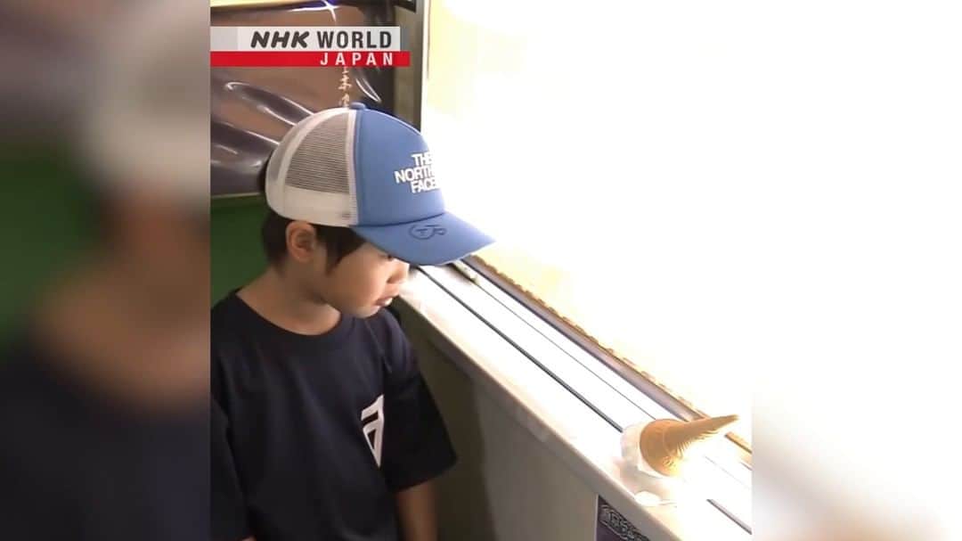 のインスタグラム：「Japanese trains have a reputation for being very clean, but no scrubbing is required for the ‘spills’ on this one!🚃✨ . 👉Watch more short clips｜Free On Demand｜News｜Video｜NHK WORLD-JAPAN website.👀 . 👉Tap in Stories/Highlights to get there.👆 . 👉Follow the link in our bio for more on the latest from Japan. . 👉If we’re on your Favorites list you won’t miss a post. . . #foodsamples #fakefood #foodmodel #waxfood #plasticfood #funjapan #shokuhinsampuru #食品サンプル #eatinginjapan #japaneserestaurants #japanfood #isthisreal #japanesetrain #japantrain #japantravel #visitjapan #traintravel #traveljapan #discoverjapan #nagaragawarailway #gifu #nhkworldnews #nhkworldjapan #japan」