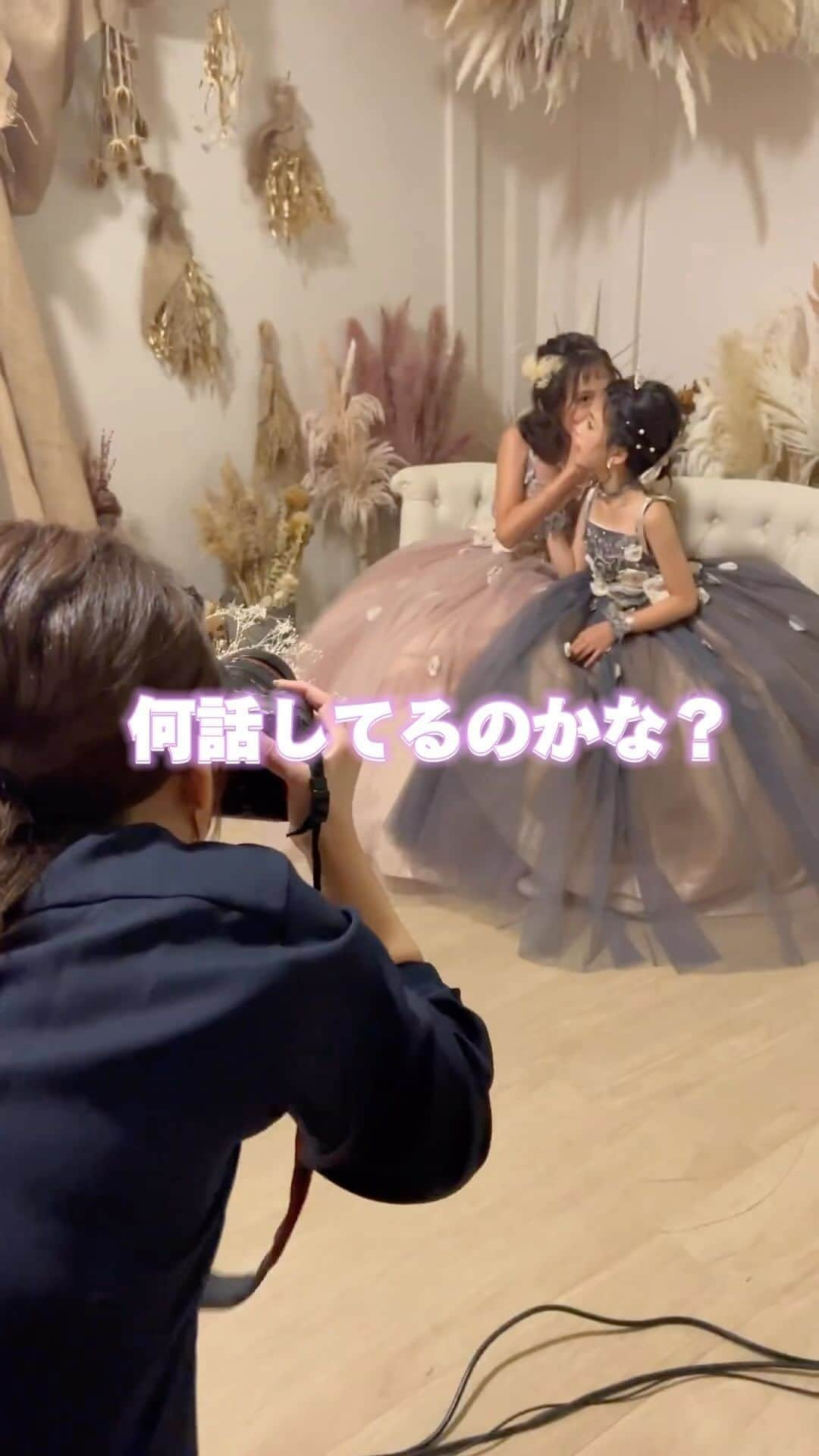 スタジオキャラット イオンモール羽生店のインスタグラム：「DMから簡単予約の方法📸 ①お名前 ②予約希望日時 をつぶやいてくださいね☺️  忙しいママも簡単予約はInstagramがぴったり✨  〈LINE予約はこちら〉 プロフィール欄に貼ってある🟢公式ライン【STDIOCARATT】からお名前をつぶやいて簡単に予約ができるよ✨  店舗住所：〒348-0039 埼玉県羽生市川崎2-281-3　イオンモール羽生3F 電話番号：050-1864-0622  #キャラット　#スタジオキャラット　#カメラスタジオキャラット　#studiocaratt #caratt #七五三　#七五三撮影　#七五三ママ　#七五三へア　#七五三写真　#七五三家族写真　 #埼玉フォトスタジオ　#イオンモール羽生　#埼玉ママ　#羽生市　#埼玉写真館」