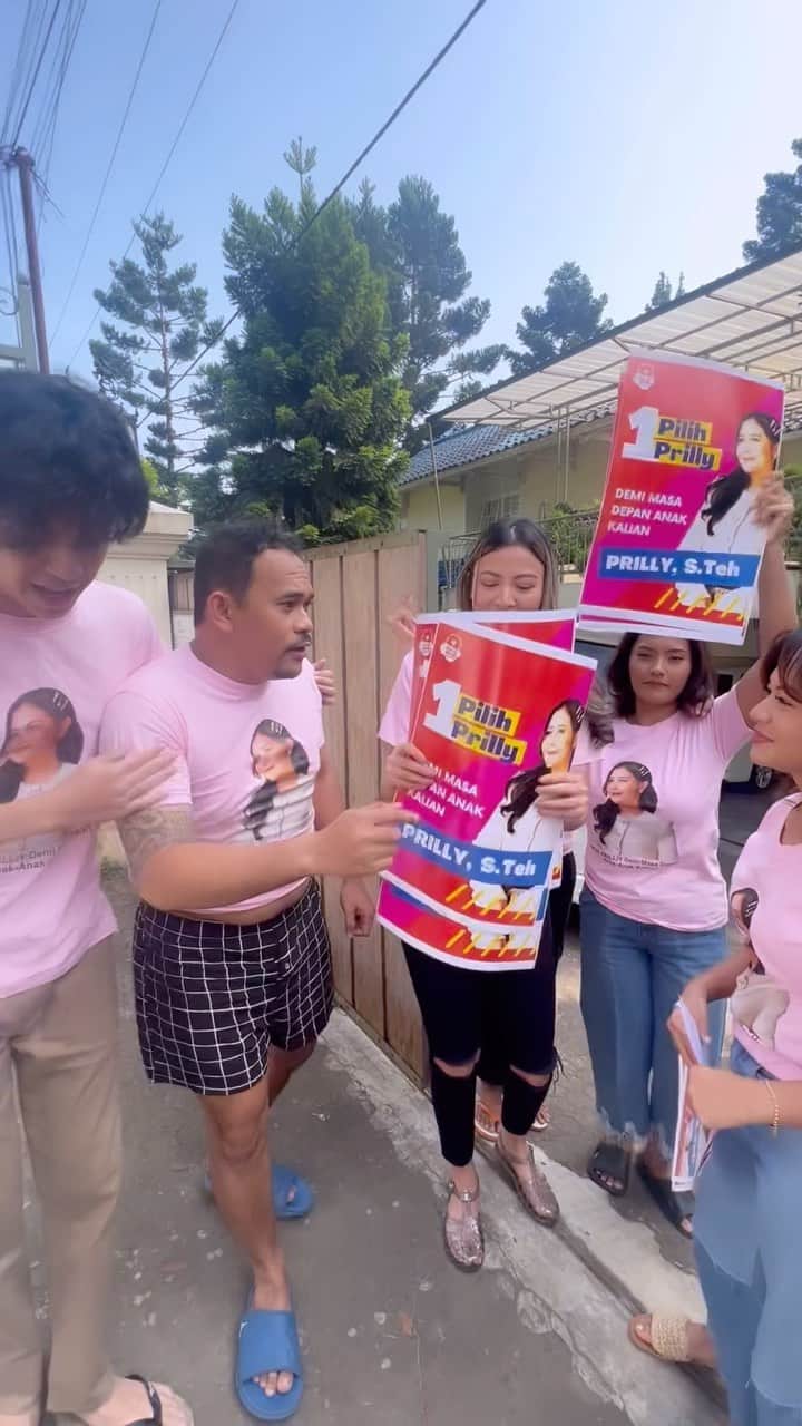 Prilly Latuconsinaのインスタグラム：「Daripada bingung, mending pilih aku ajaa 😜 Udah pasti akan mendengarkan kalian para netizen 🤗 HAHAHAH! ini episode kocak banget!! buruan nonton TEMEN NGEKOST sekarang di @visionplusid @sinemaku.pictures」