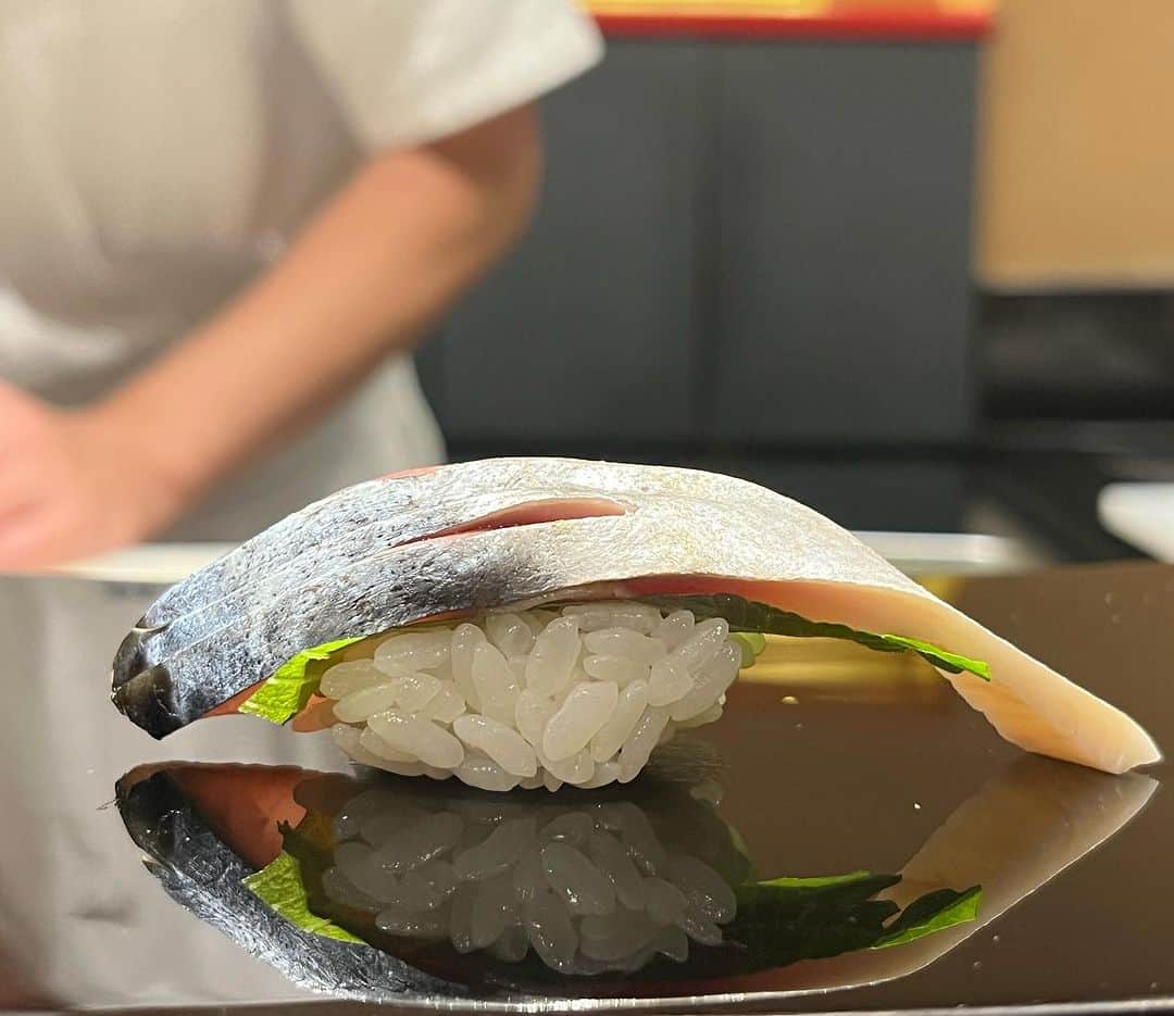 のインスタグラム：「鯖  For reservation: 099.606.0013 Or Line ID 027126639  #sushikanda #sushi #japanesecuisine #sashimi #foodporn #aroi #aroiibkk #ginraidee #paigingun #wongnai #edtguide #bkkmenu #starvingtime #寿司神田 #寿司スタグラム #鮨 #寿司 #すし #バンコク寿司 #銀座グルメ #赤酢 #横井醸造」