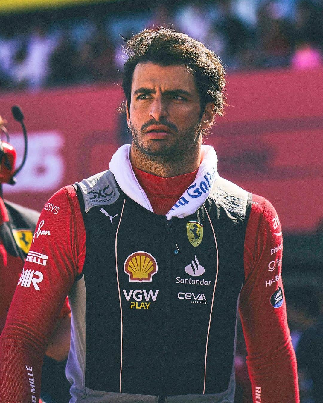 のインスタグラム：「Pace was very good today. The undercut of Lewis compromised the race and although I did everything to recover we had to settle for P6.  As always, we’ll analyse everything to see if we could’ve done something different and recharge batteries for Qatar. 💪🏻  Teníamos muy buen ritmo hoy. El undercut de Lewis nos ha comprometido la carrera y, aunque lo he dado todo para recuperar, hemos terminado P6.  Como siempre, analizaremos todo por si podríamos haber hecho algo distinto y a cargar pilas para Catar.💪🏻  - #Carlossainz」