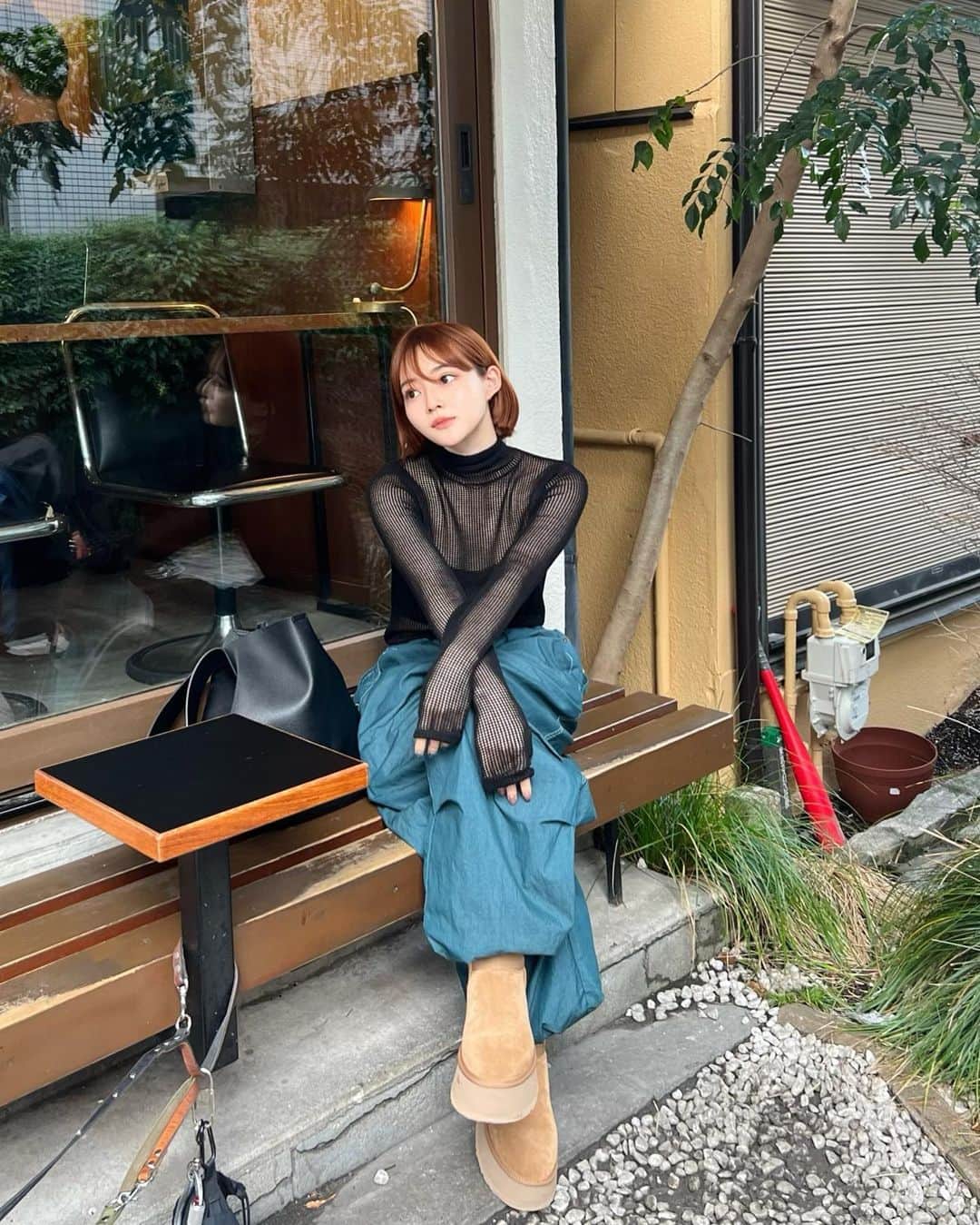 山崎江莉のインスタグラム：「UGG🌎  履きたいな〜まだ早いかな〜と思いつつ涼しかったので下ろしたboots👢  あったかくて軽くて、フォルムが愛らしい、、今年の秋冬はたくさんお世話になろう🍂　　　　　　　　　　　　　　　　　　　　　　　　　　　　　　■キャンペーン応募方法  1 . UGG JAPAN公式Instagramアカウント、  またはTikTokのアカウントをフォロー    2.秋冬にぴったりなUGGの商品写真や、 UGGアイテムを使った秋冬コーデの紹介画像や動画などを撮って、2つのハッシュタグ「#UggSeason」「#UGGシーズン」 をつけてInstagramのフィードまたはリール、TikTokで投稿 !    ■対象商品：秋冬コーデに合うUGGのアイテム    ■期間：9月23日(土) ~ 10月31日 (火)    ■賞品：抽選で合計10名様に UGGの小物やアパレルアイテム、2名様に高橋文哉さんメッセージ入りポラロイドをプレゼント !    #UggSeason #UGGシーズン #uggpartner」