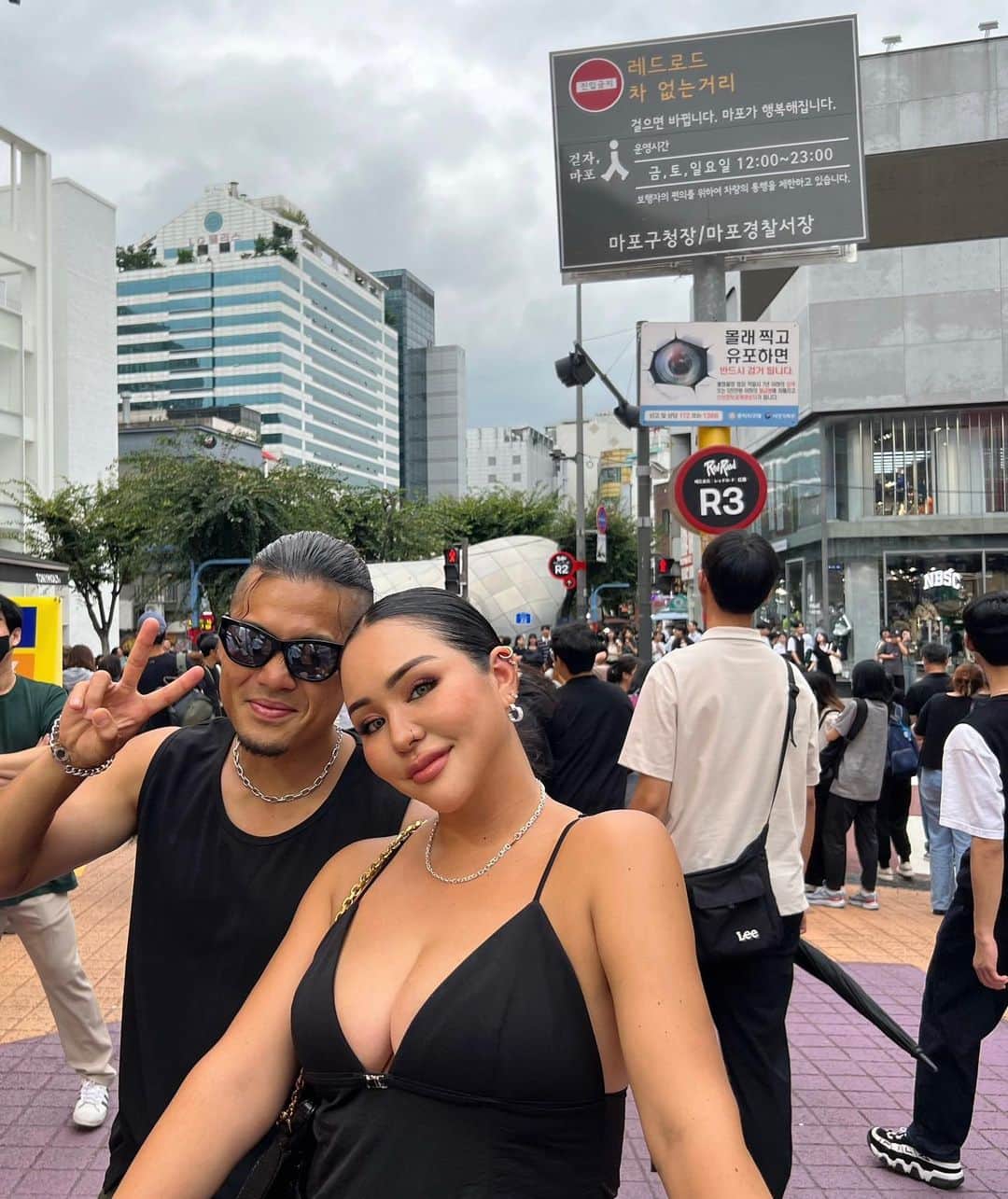 のインスタグラム：「みのと初めての海外旅行！ 最近韓国よく行ってる🤣！  いつ行っても楽しい〜大好き！！ 楽しかった〜💖💖  子ども達がもう少し大きくなったら 色んな国にいく！それが夢✨ いつかヨーロッパに移住したいなーなんて夢見たり🧡」