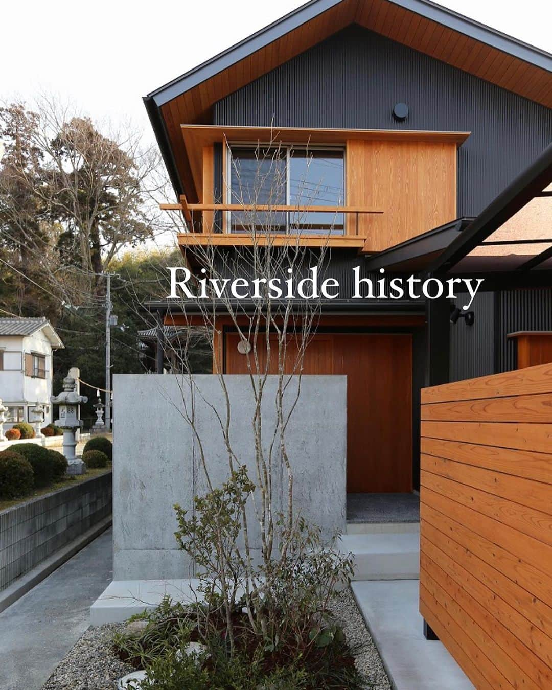 ヤマヒロさんのインスタグラム写真 - (ヤマヒロInstagram)「. ______________  Riverside history　 ～広々リビングと書斎のある家～  ______________  【建物概要】 家族構成：ご夫婦＋お子さま1人（3人家族） 敷地面積：54.17坪（179.08㎡） 建築面積：26.48坪（87.55㎡） 延床面積：32.06坪（105.99㎡） 構造：木造2階建て  家族みんなで集まれる 居心地のよい広々リビングに、 時にはひとりになれる 窓際の机と本棚を備えた書斎。  年中快適な 全館空調システムＯＭＸを搭載した、 思い出の詰まった土地で 新しい家族の記憶を刻む住まいです。  @yamahiro_harima  #山弘 #ヤマヒロ #姫路市注文住宅 #住宅 #木の家 #大きな窓 #大開口 #ガルバリウム」9月24日 18時09分 - yamahiro_harima