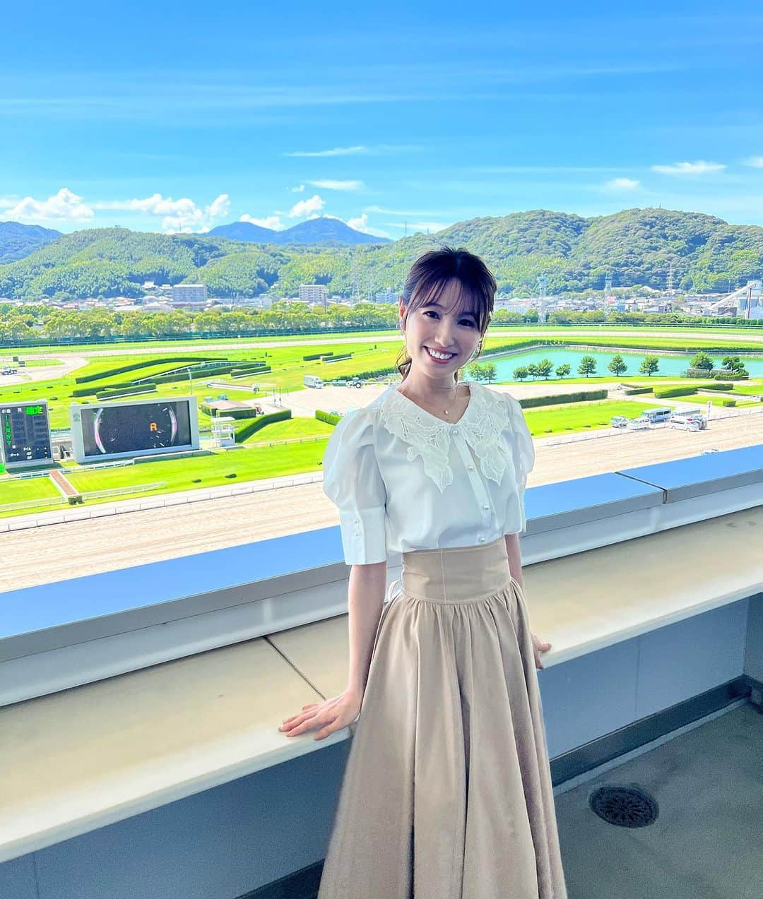 松中みなみさんのインスタグラム写真 - (松中みなみInstagram)「今週も競馬お疲れさまでした🏇☀️  WIN5が今週もたった1票的中で４億エン…🤯🫨 いいな〜夢あるなぁ〜🫧 私もWIN5また始めようかなぁ  さぁて！ 来週はいよいよ秋のG 1スタート‼︎🏆スプリンターズS🎵  ここ数週間、YouTubeの方はお休みももらってましたが 今週から復活します！ うまうまチャンネルも引き続きよろしくお願いします🍇♡  写真は… ８月のテレビ西日本【競馬BEAT】の時の🥴 わかってる、時差すぎよね🥹  #競馬 #競馬女子  #競馬予想 #松中みなみのうまうまチャンネル #今週はやります  #小倉競馬場 #テレビ西日本 #競馬BEAT  #衣装 #swingle」9月24日 18時13分 - minami_matsunaka