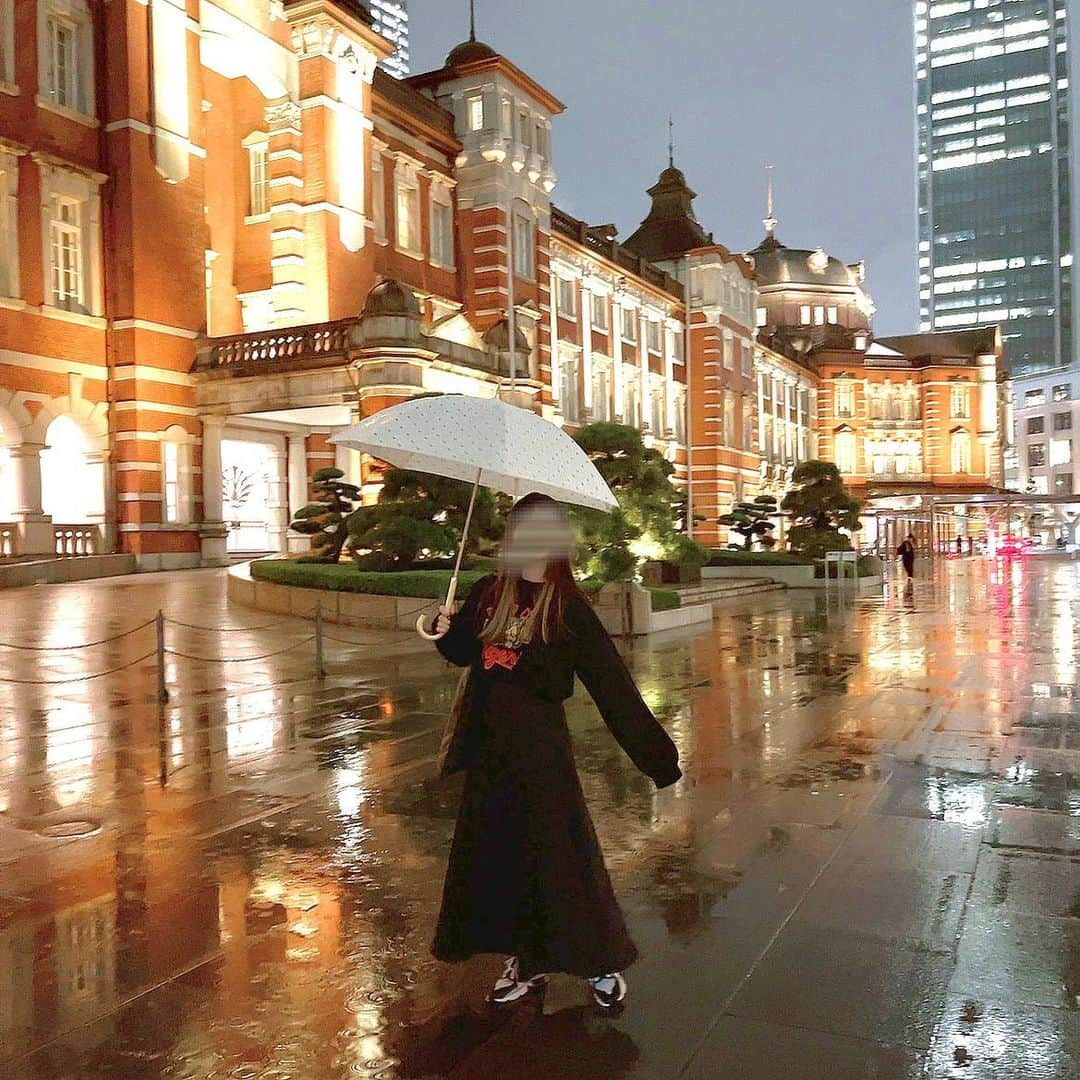 ねぎまのインスタグラム：「. . 雨の日の東京駅☔️ カメラマン:幼馴染👩🏻 . 途中から雨強くなりすぎて、家着く頃にはスカートとスニーカーに雨1L吸ってるんじゃないかってくらい 重たくなってて絞れた(虚無) . .」