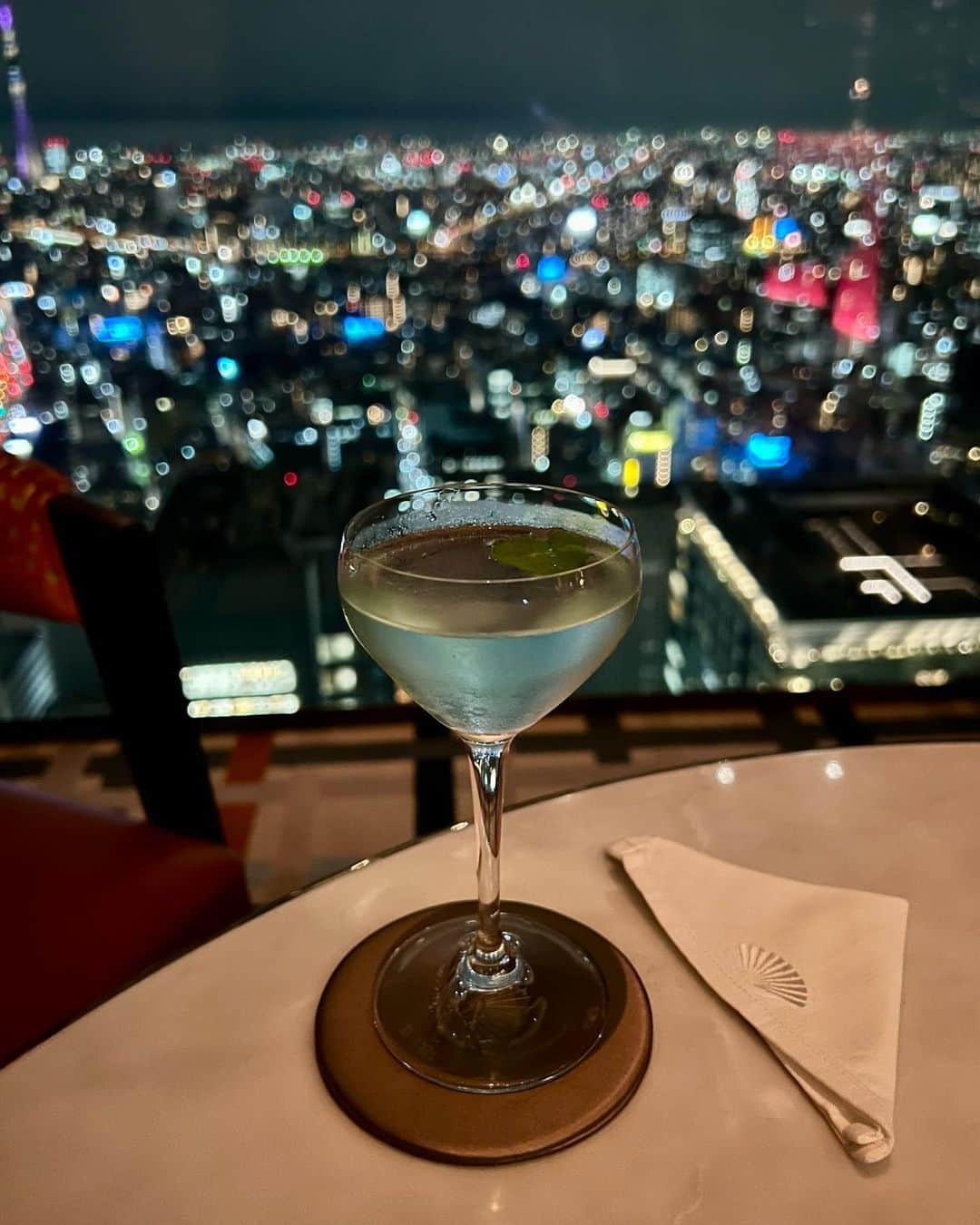のインスタグラム：「・・・ @mo_tokyo   世界中を虜にする銘酒 獺祭のポップアップバー "獺祭 at マンダリンバー" が10月31日（火）まで開催されています  この日はディナー時にワインを飲んでいたこともあり、獺祭を使用したオリジナルカクテルをオーダー  1杯目には "錦川 Nishikigawa" は山口県岩国市を流れる錦川の透き通った清らかな川をイメージした澄んだブルーが印象的なカクテル 磨きによる華やかな香りと繊細な味わいが特徴の獺祭 純米大吟醸 磨き二割三分を使い、ライチと梨山烏龍茶を加えることで甘みが引き立ち、高貴な香りと余韻が贅沢な味わい  2杯目はマンダリン オリエンタル 東京が位置する日本橋室町の名を冠したロングカクテル "室町 Muromachi"  江戸時代に日本橋が呉服の町として栄えていたことから、艶やかな着物をイメージしたカラーが目を惹きます 獺祭 焼酎の繊細な吟醸香に、ジャスミンティーや白檀の甘く、爽やかな香りが、着物のように幾重にも重なり、かんざしをイメージした穂紫蘇による爽やかな後味が上品な一杯  オリジナルカクテルの他にも利き酒セットや、純米大吟醸を含む個性あふれる日本酒6種類がグラスでも愉しむことができるので是非チェックしてみてください  #mandarinorientaltokyo #motokyo #mo_go #mandarionoriental #ImAfan #worldoffans  #マンダリンオリエンタル東京 #ブランドアンバサダー  ・・・・・・・・・・」