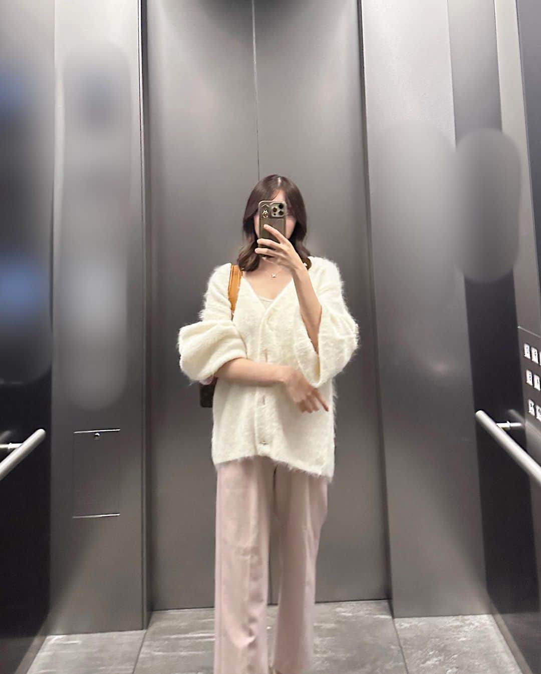 あいりのインスタグラム：「肌寒くなってきたから購入したカーディガン着た~🤍 インナーはキャミソール着てザクっと カーディガン羽織った☺︎  お尻まで隠れるサイズ感で大きめで可愛い🤍  帝国劇場にドリボを見に行ったので少し楽ちんコーデ🫧 推しがとりあえずかっこよかったです💚  #私服#code#ootd#イエベ#骨格ナチュラル」