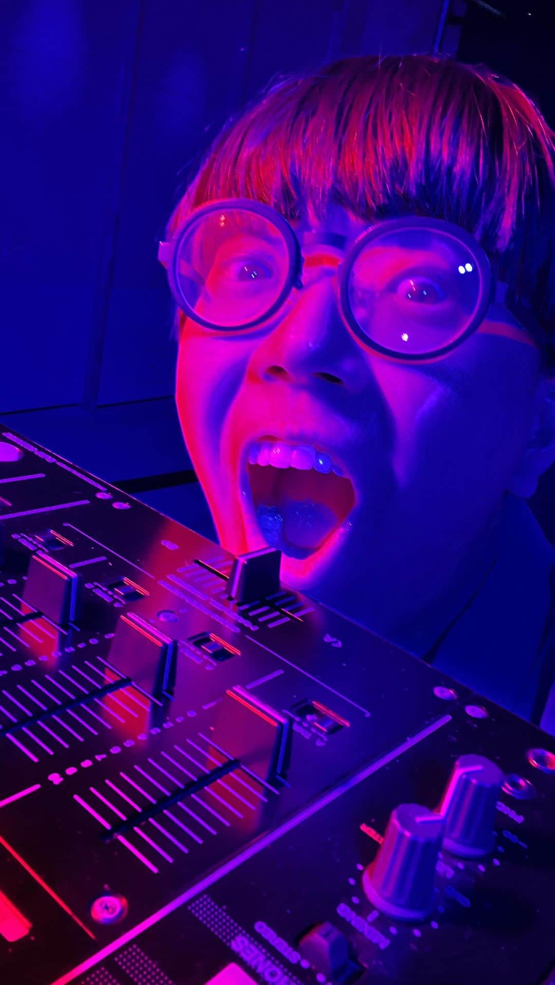 SO-SOのインスタグラム：「SO-SO Red&Blue 「Higher」ライブ配信」