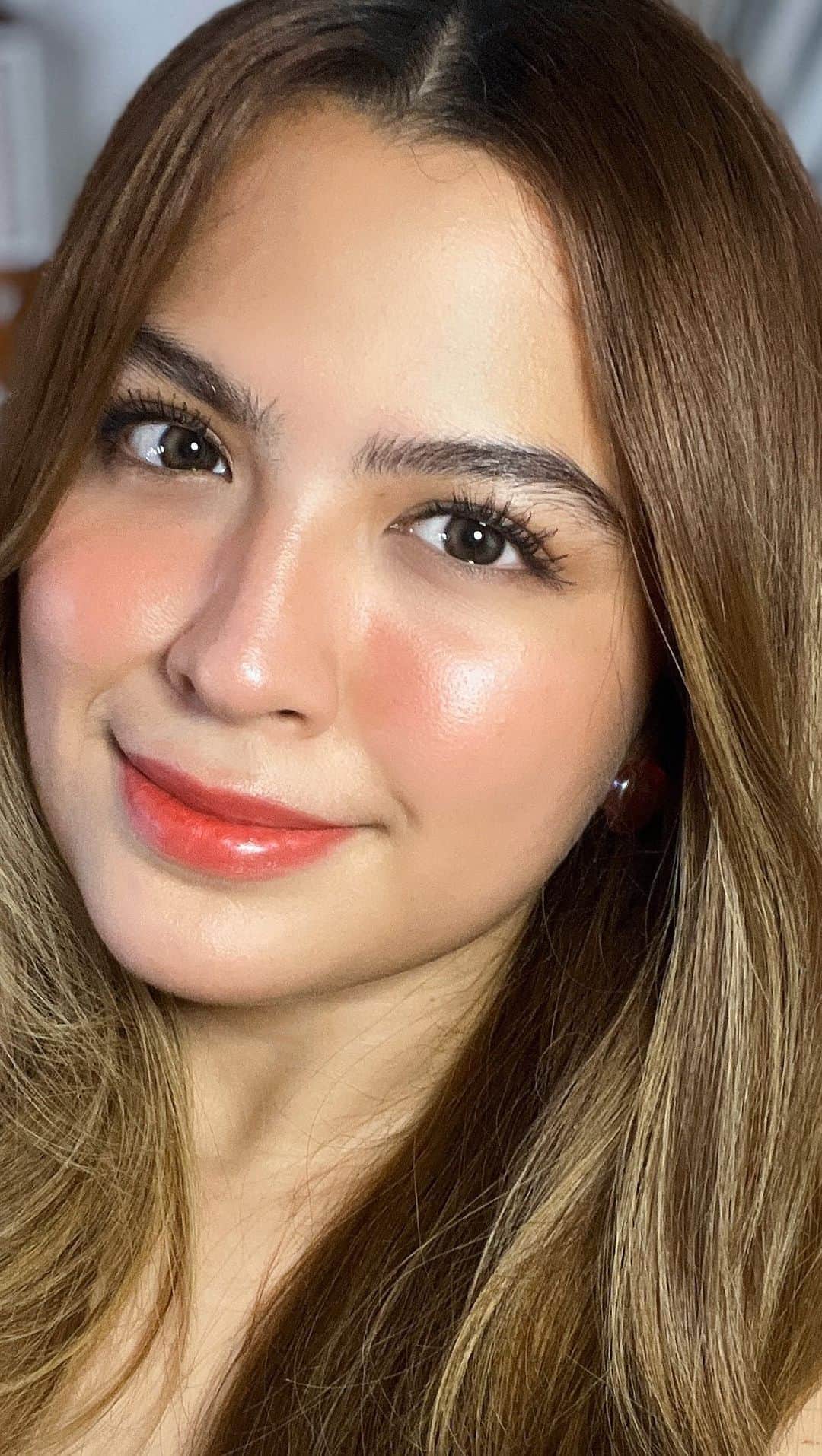 Alexa Ilacadのインスタグラム：「My 5 MINUTE makeup routine 💄 #GRWM 💘  PRODUCTS USED ⬇️ - @charlottetilbury flawless filter mixed with @drunkelephant D-Bronzin drops @ybmph  - @benefitph CHACHA Tint on cheeks - @benefitph 3D Browtones #2 - @benefitph Hoola Bronzer - @benefitph HELLO FLAWLESS! Powder - @benefitph FANFEST mascara - @fentybeauty under-eye brightener - @benefitph Hoola Beach Vacay - @charlottetilbury wand in Spotlight - @benefitph FLORA Tint on lips  This is my go-to beat for when I’m in a rush or on the go. It’s cute, easy & simple! But since I don’t have falsies or eyelash extensions, It’s important for me to use an awesome mascara that can add drama to my eyes. I’m in awe of the new @benefitph FANFEST mascara! It lifts, lengthens, adds volume & holds the curl of my lashes all day. I’ve found a new staple in my kit 😍 When it comes to mascara, @benefitph always slays the game! #Beauty #makeup」