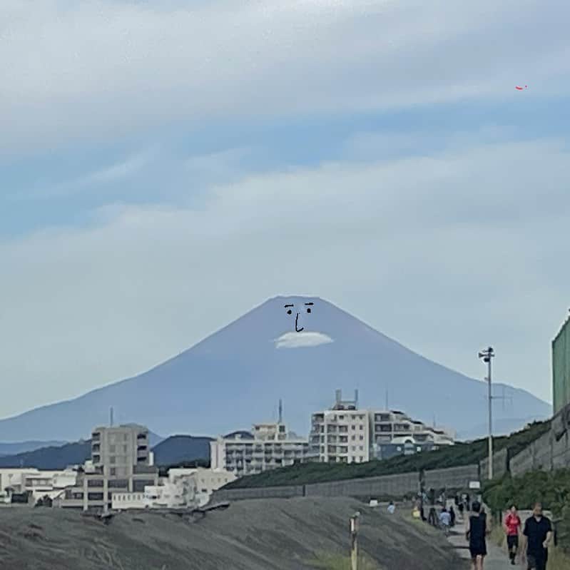 のインスタグラム：「🗻 だいーぶ涼しい朝だった！ 富士山は、初雪じゃなくて、初ヒゲ〜🤣 . #mtfuji #富士山#🗻 #harupei#ハルペイ#doodle#draw#drawing#illustrator#illustration#japan#絵#雑貨#湘南#イラスト#イラストレーター#ゆるい」